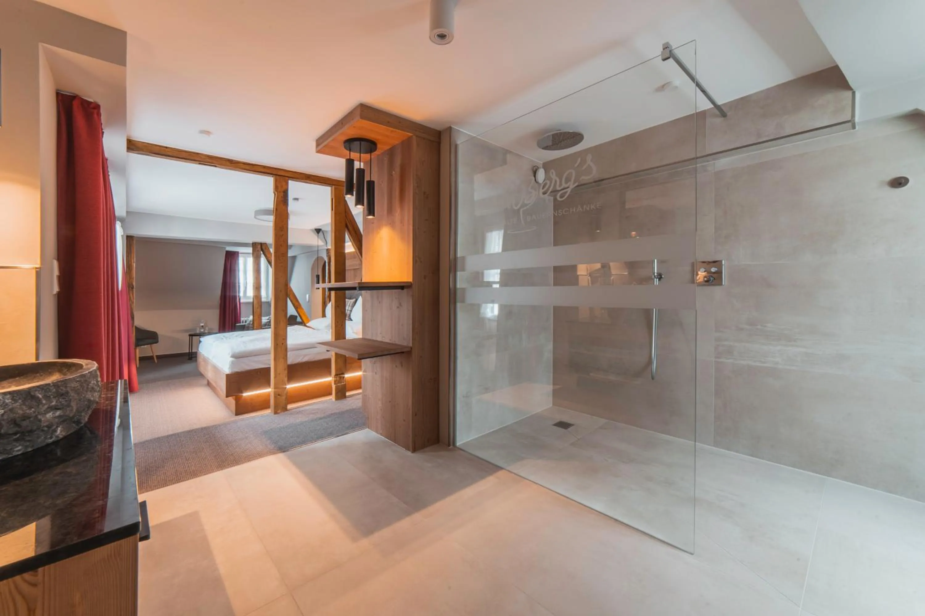 Bathroom, Bed in AKZENT Hotel Berg's Alte Bauernschänke- Wellness und Wein