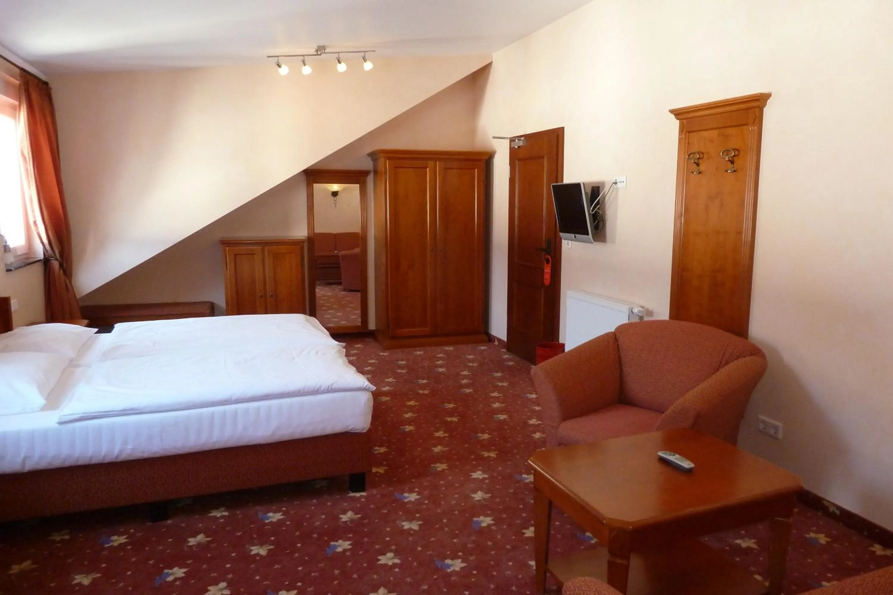 Photo of the whole room, Bed in AKZENT Hotel Berg's Alte Bauernschänke- Wellness und Wein
