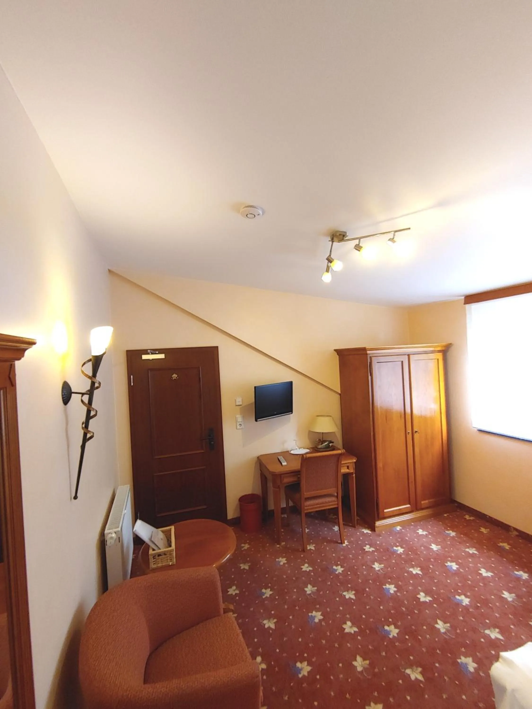 Photo of the whole room, Bed in AKZENT Hotel Berg's Alte Bauernschänke- Wellness und Wein