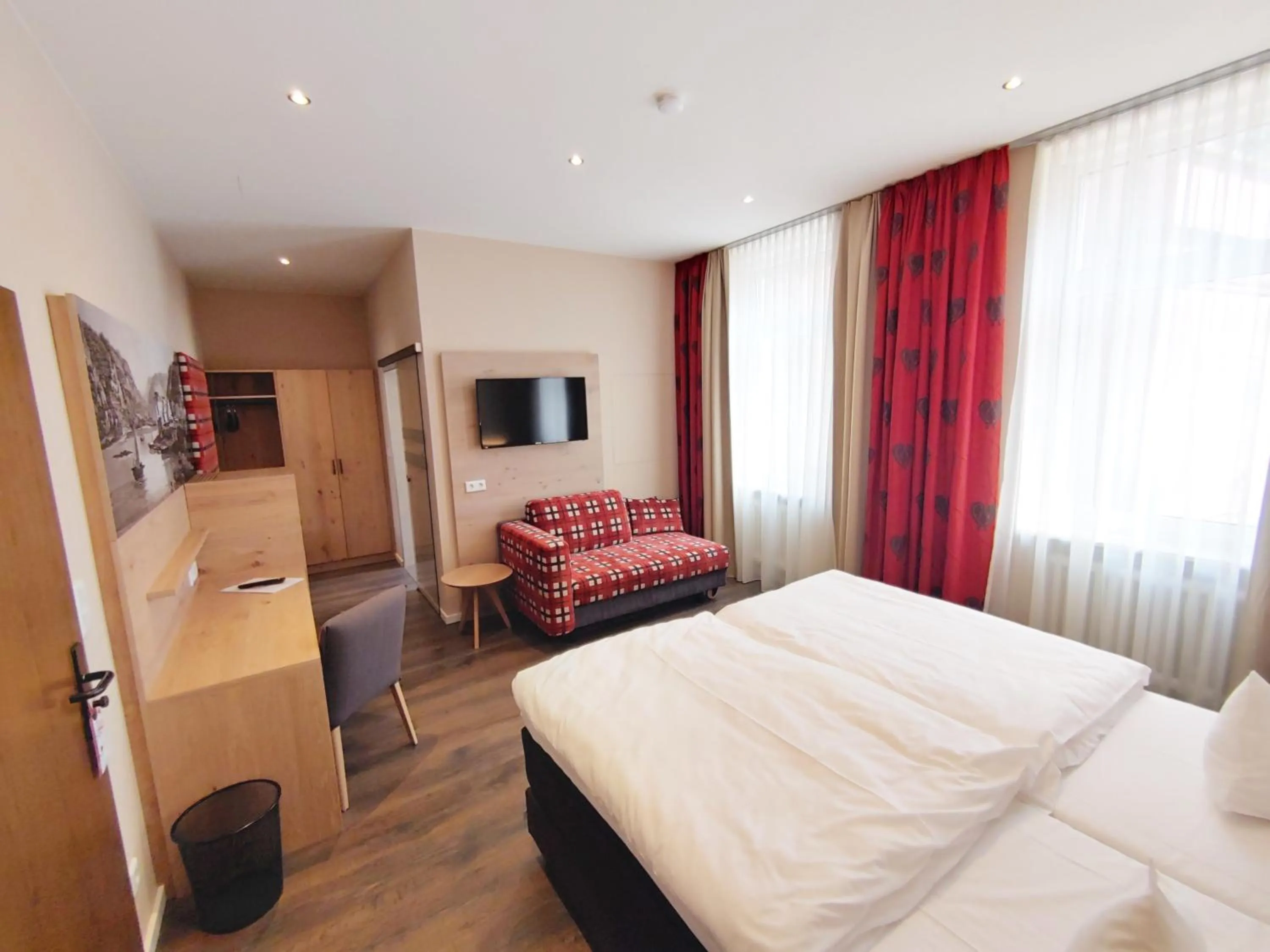 Photo of the whole room, Bed in AKZENT Hotel Berg's Alte Bauernschänke- Wellness und Wein