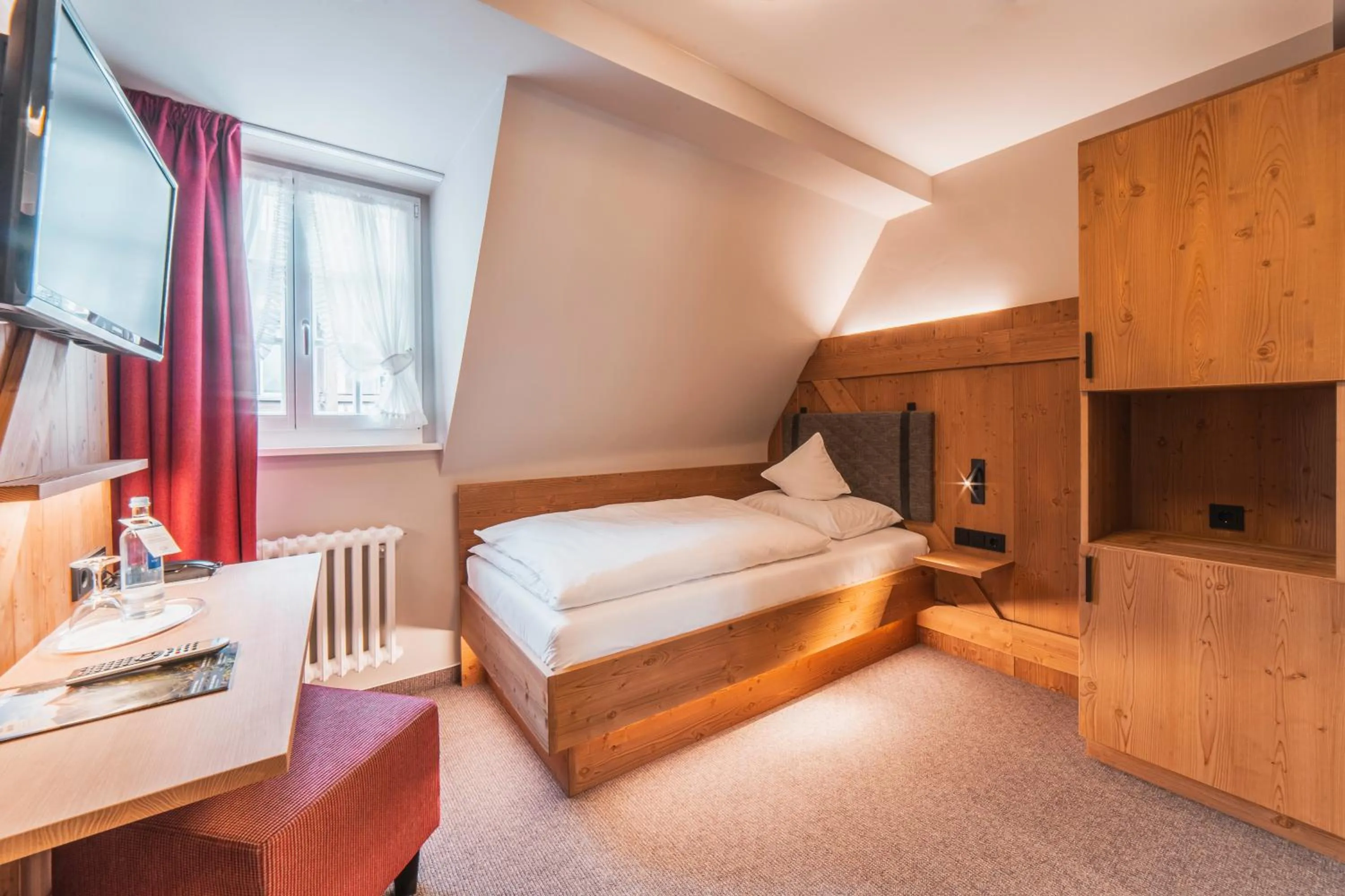 Bedroom, Bed in AKZENT Hotel Berg's Alte Bauernschänke- Wellness und Wein