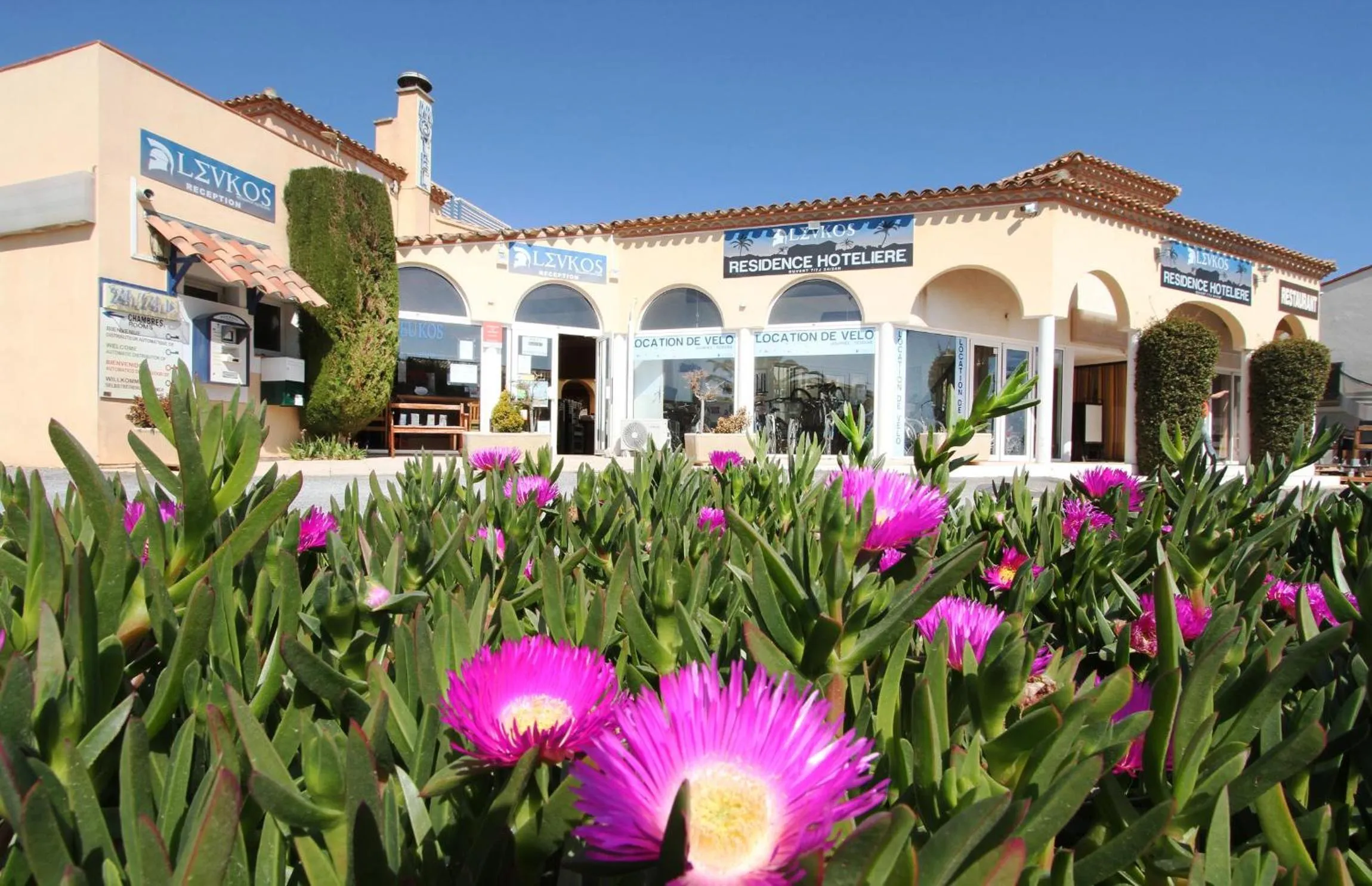 Facade/entrance in Hôtel Le Leukos