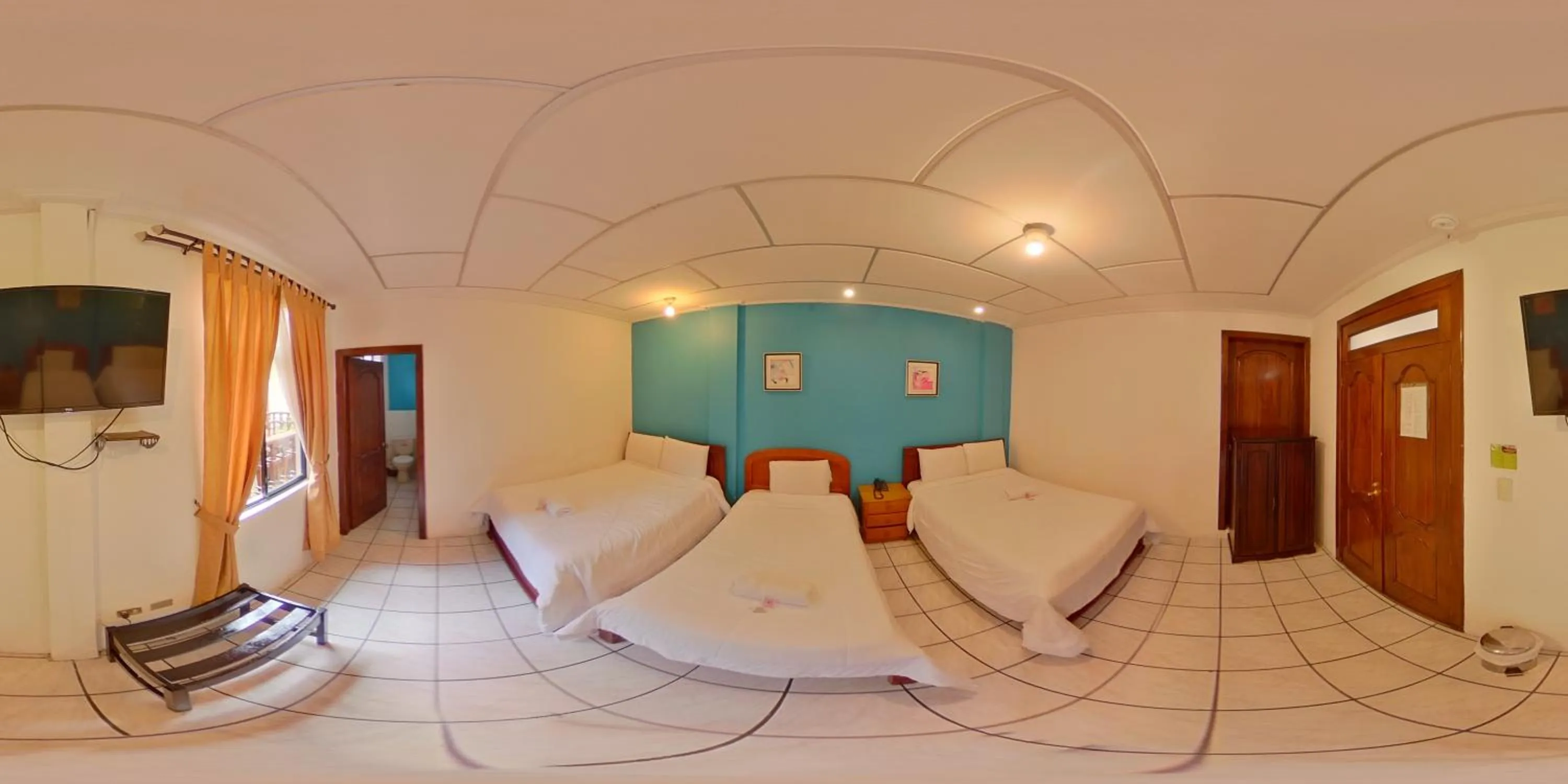 TV and multimedia in Hotel 4 Mundos