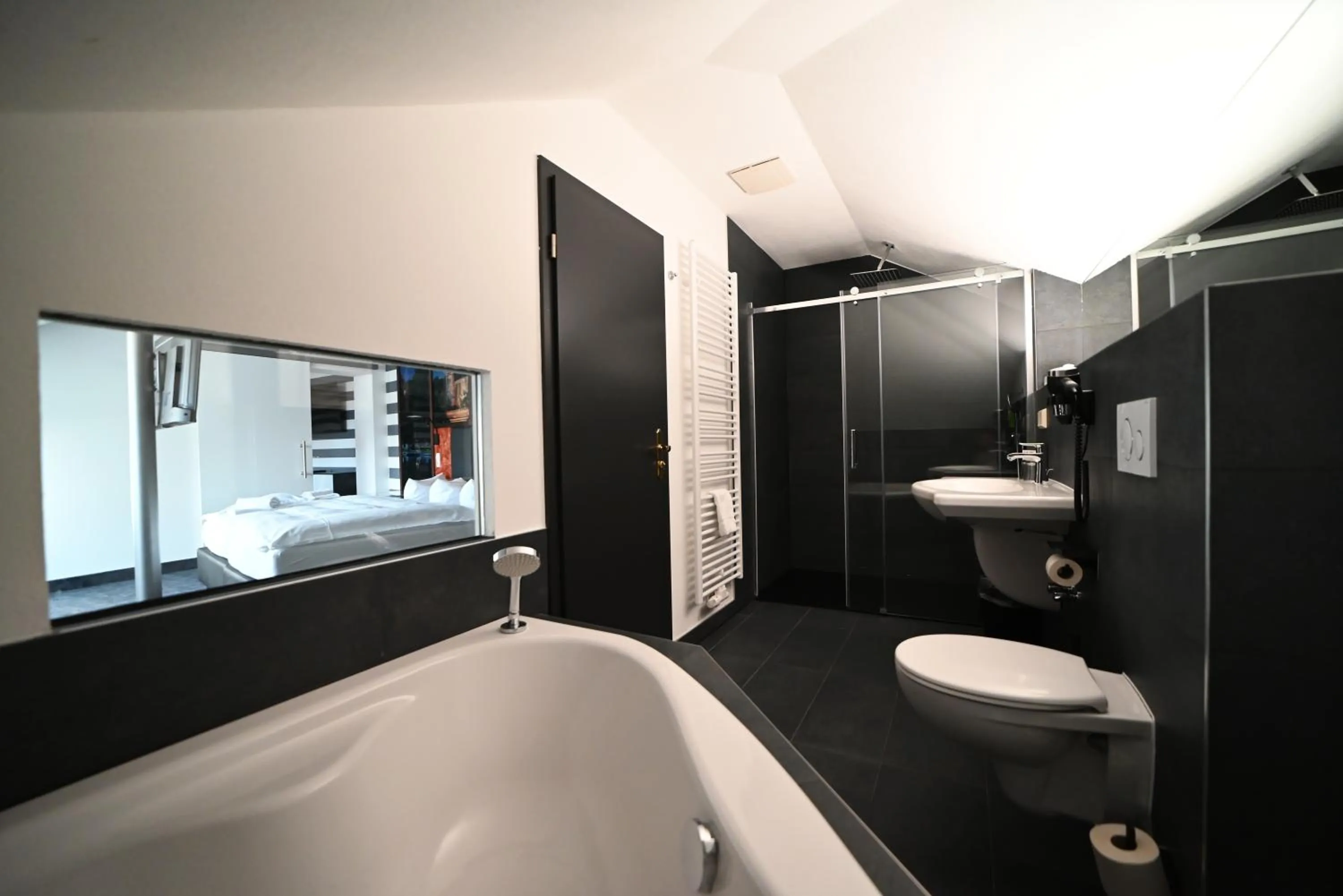 Toilet in SL'otel im Parforcehaus