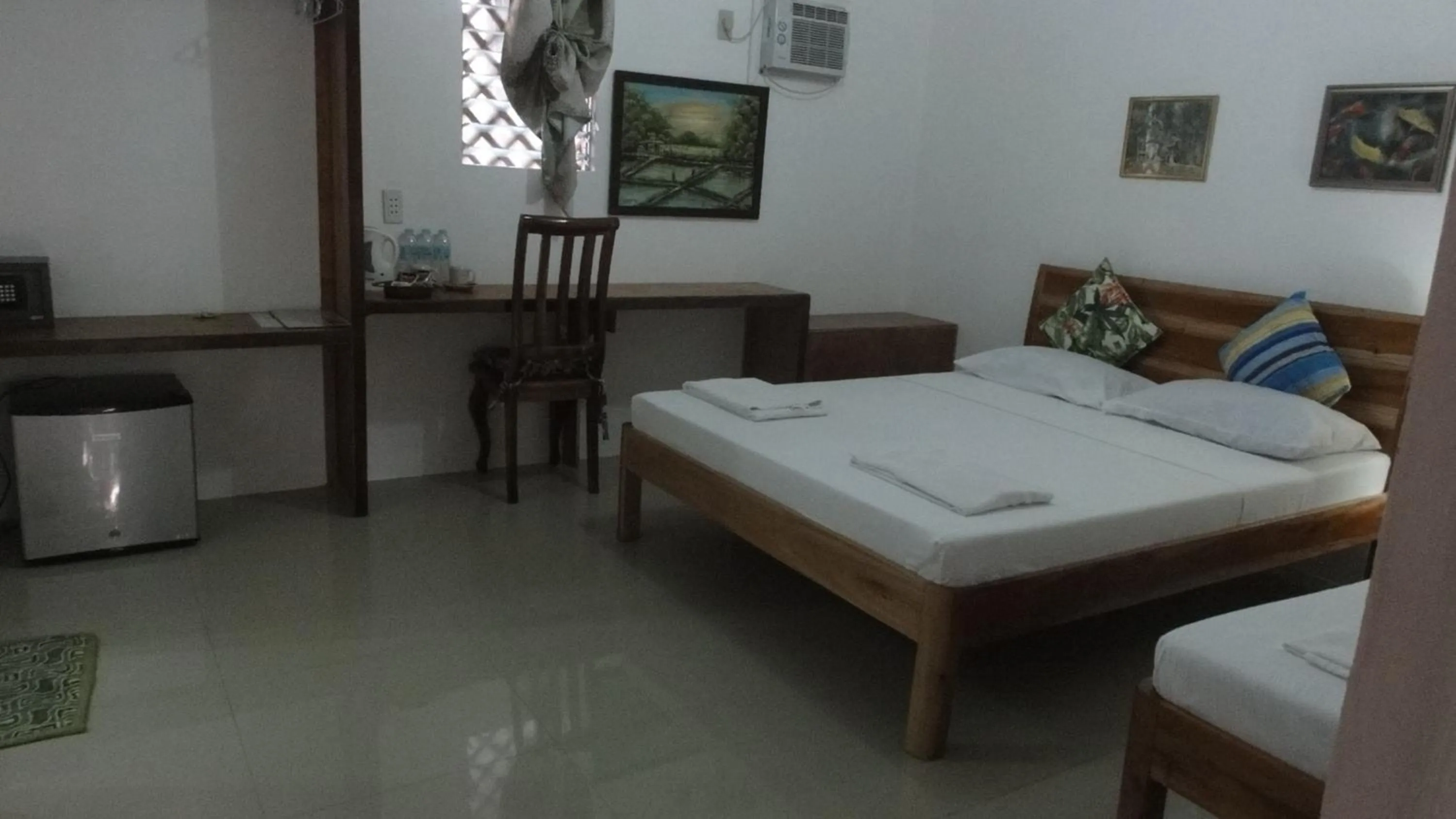 Photo of the whole room, Bed in Sea Turtle House Moalboal