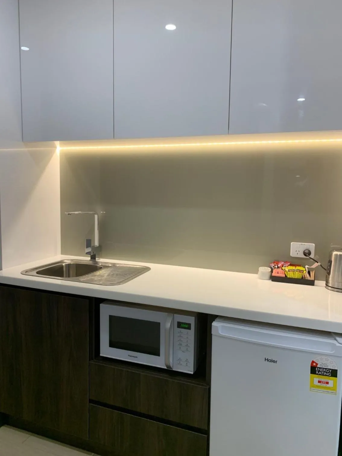 Kitchen or kitchenette in Velocity Motel & Bistro-WA