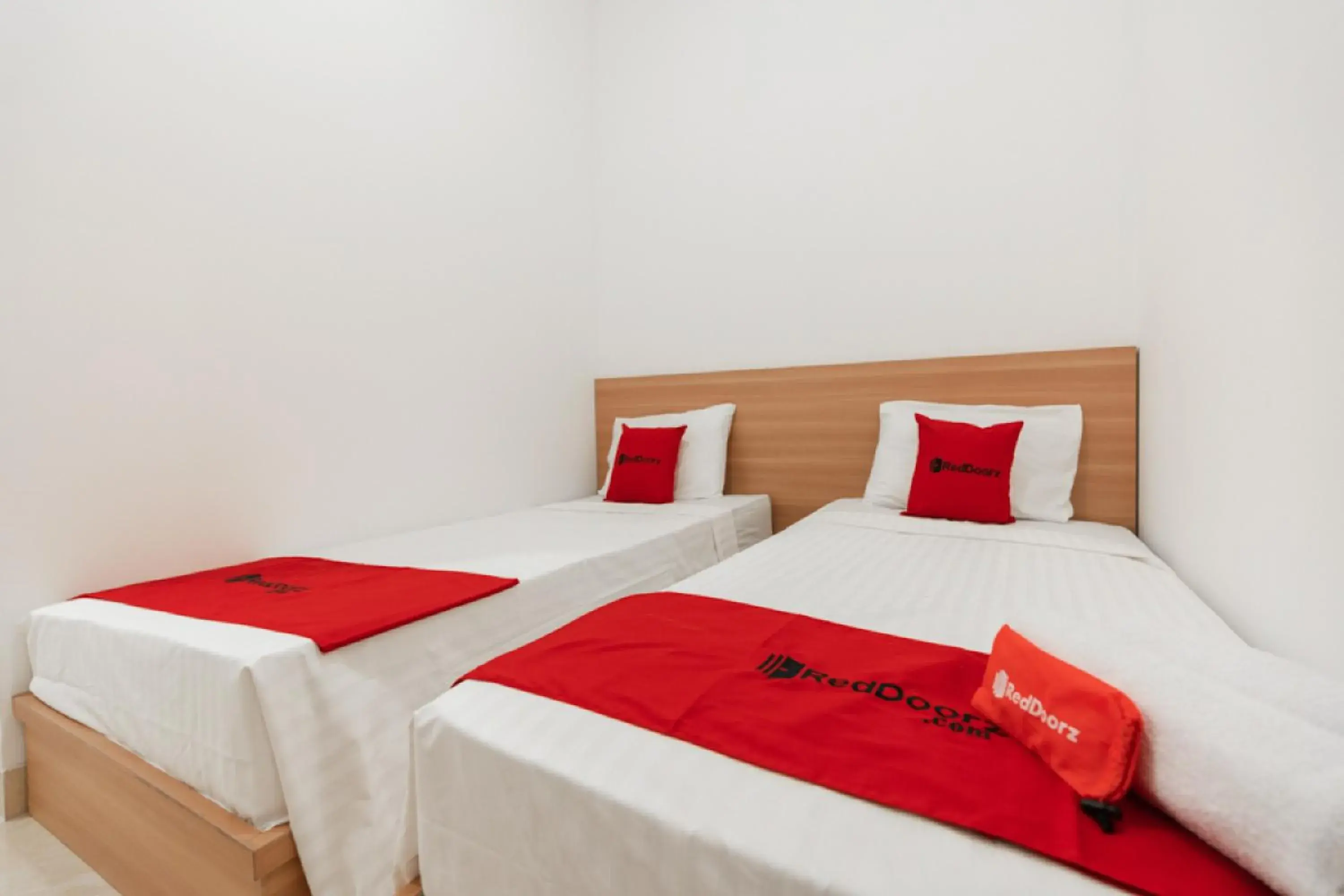 Twin Room in RedDoorz @ Graha Cemerlang Maros Twin Room in RedDoorz @ Graha Cemerlang Maros