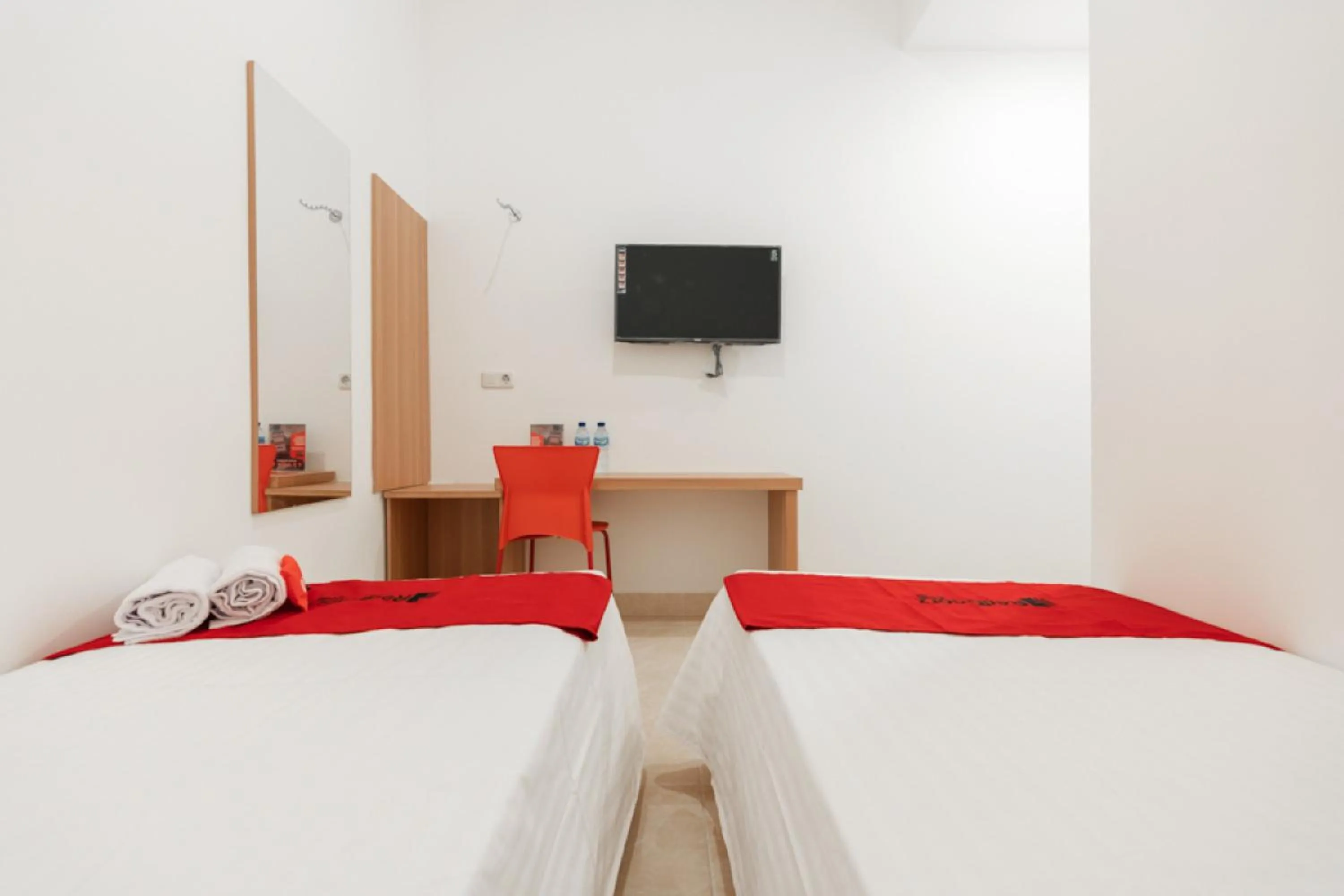 Bedroom, Bed in RedDoorz @ Graha Cemerlang Maros