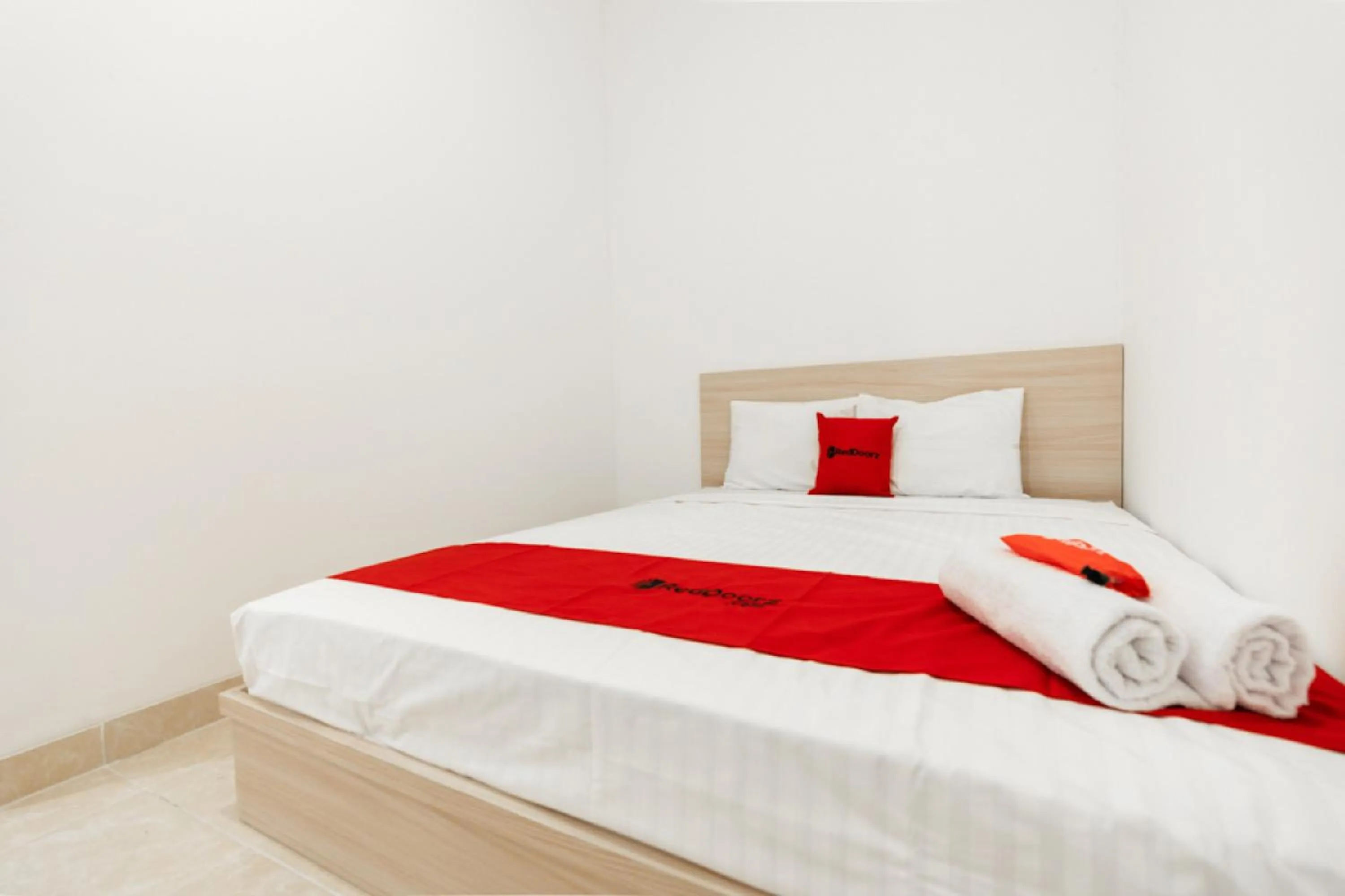 Bedroom, Bed in RedDoorz @ Graha Cemerlang Maros