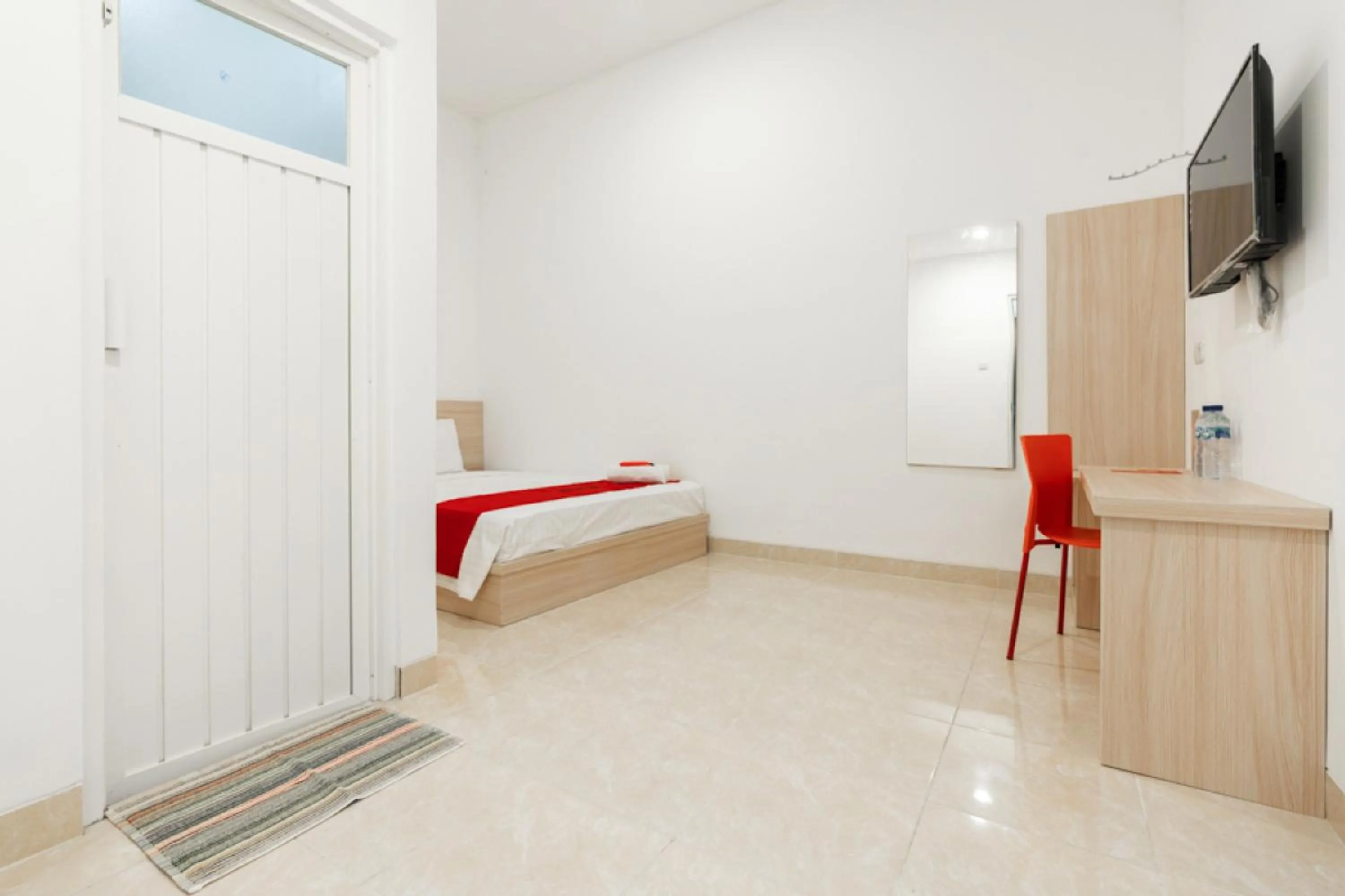 Bedroom, Bed in RedDoorz @ Graha Cemerlang Maros