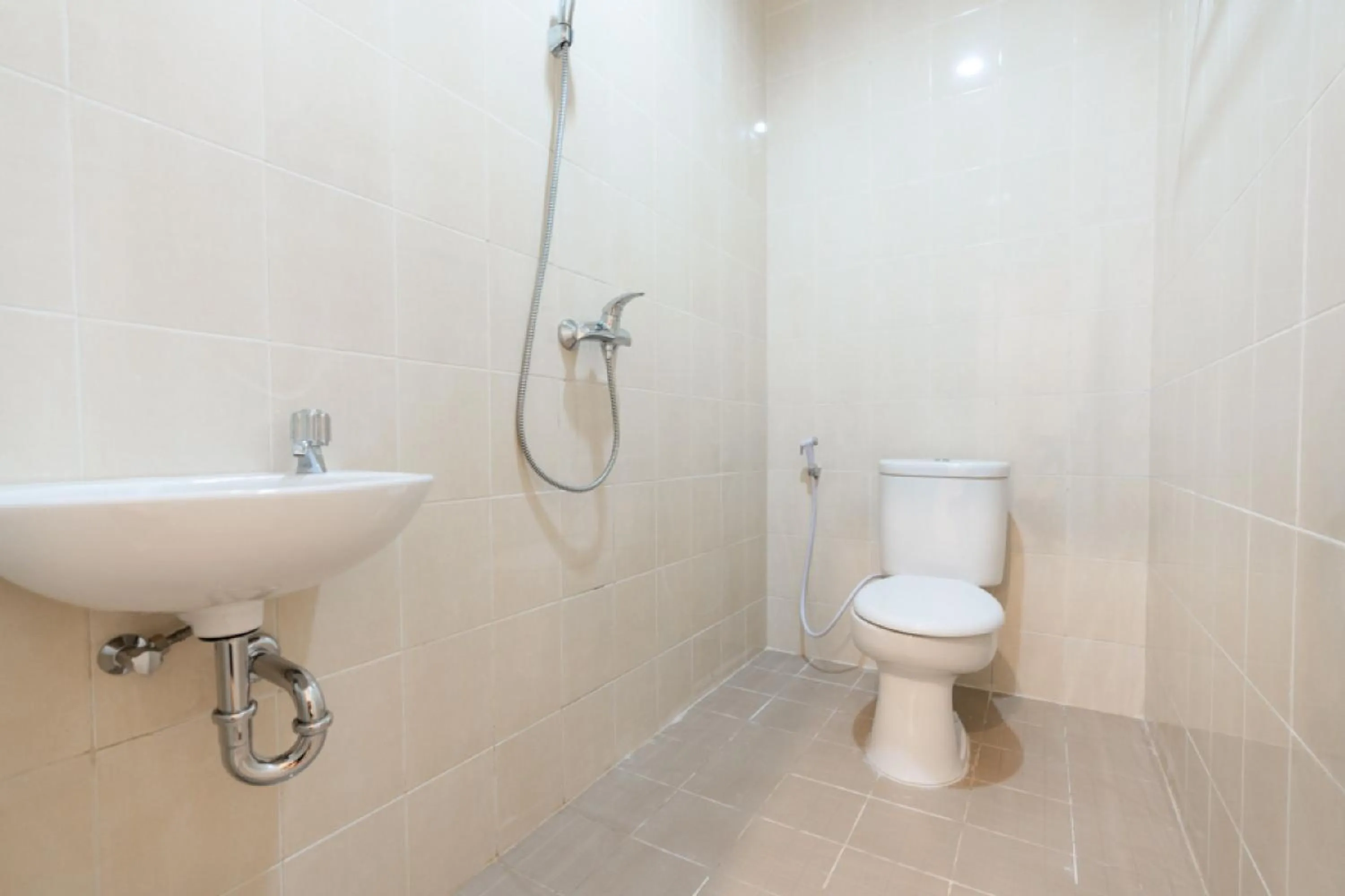 Bathroom in RedDoorz @ Graha Cemerlang Maros