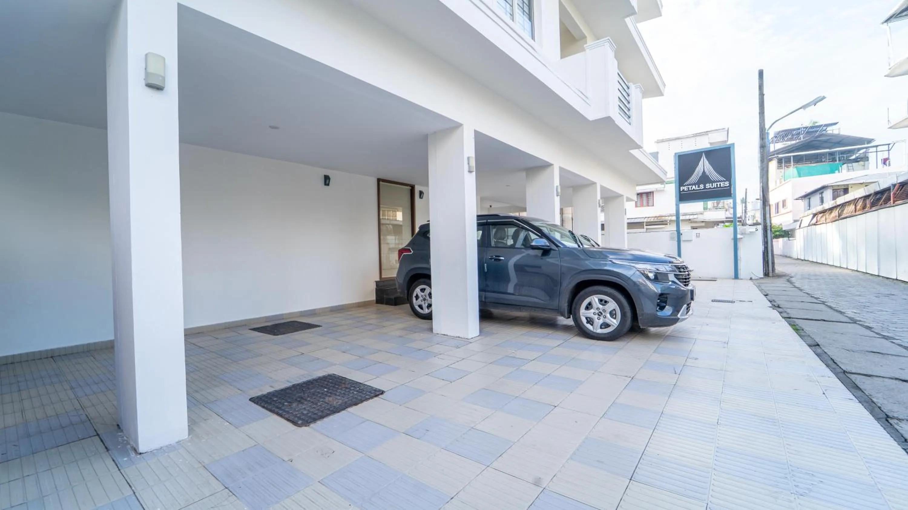 Parking in Treebo Petals Suites Marine Drive