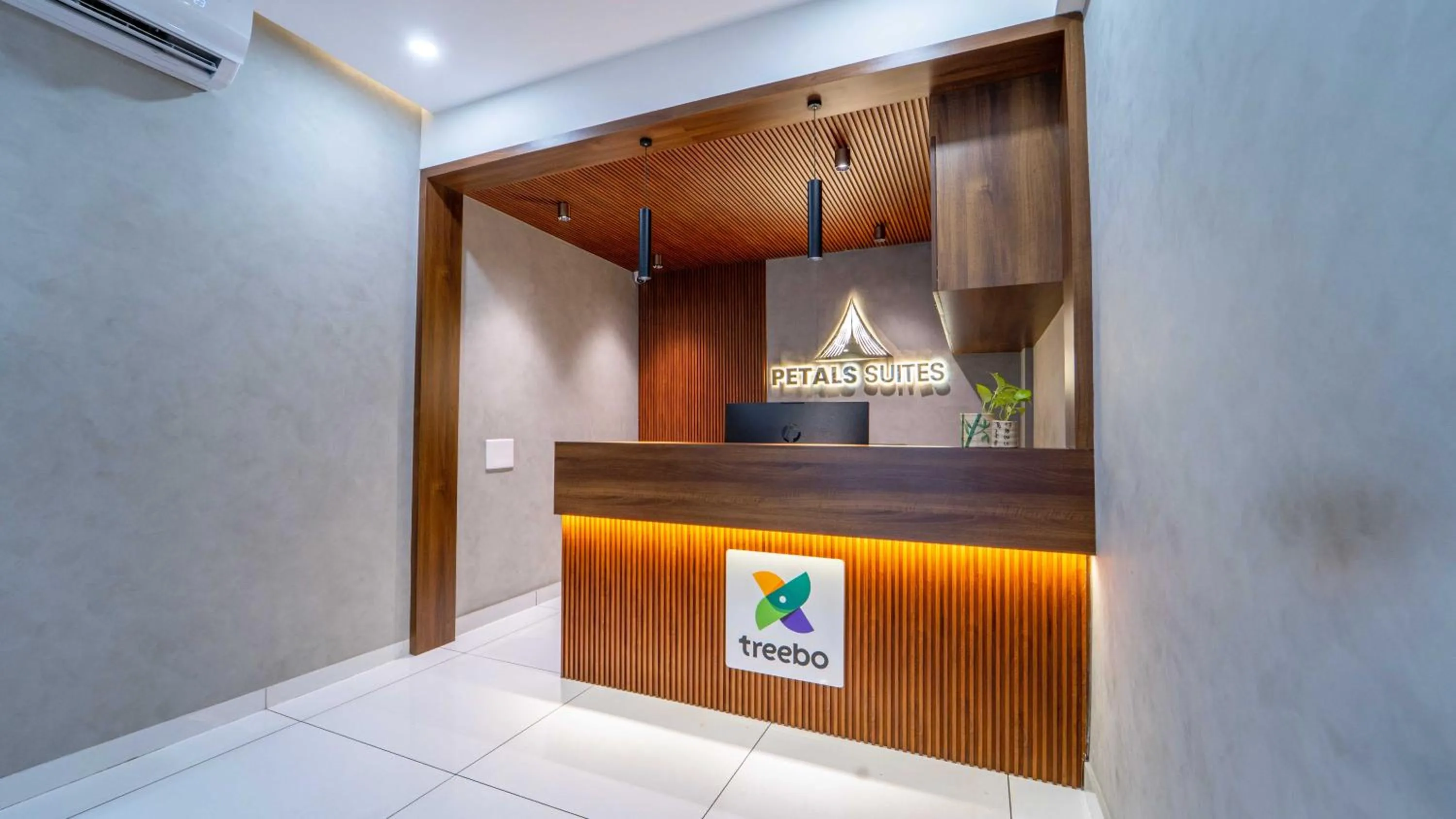 Lobby or reception in Treebo Petals Suites Marine Drive
