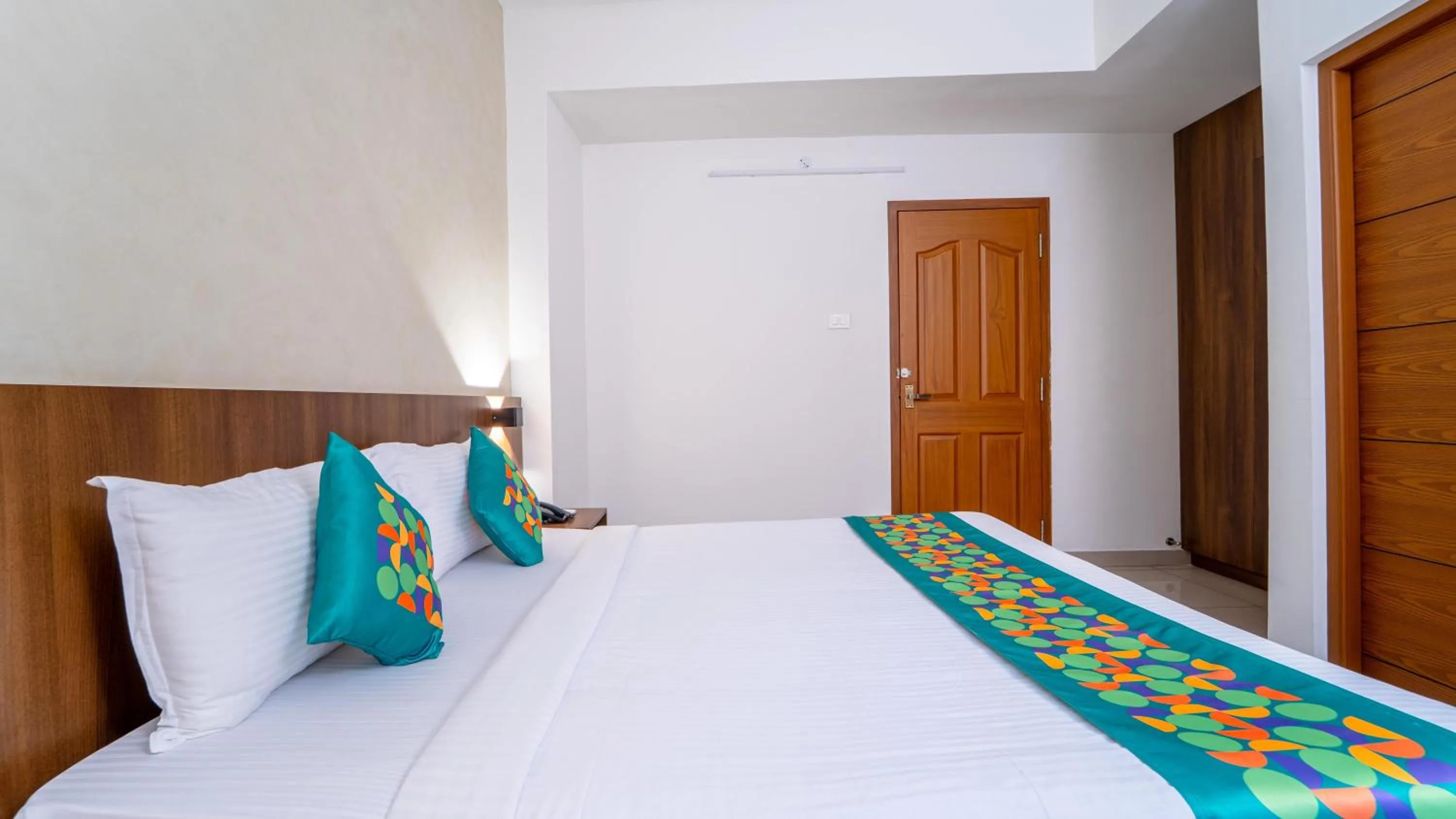 Bedroom, Bed in Treebo Petals Suites Marine Drive