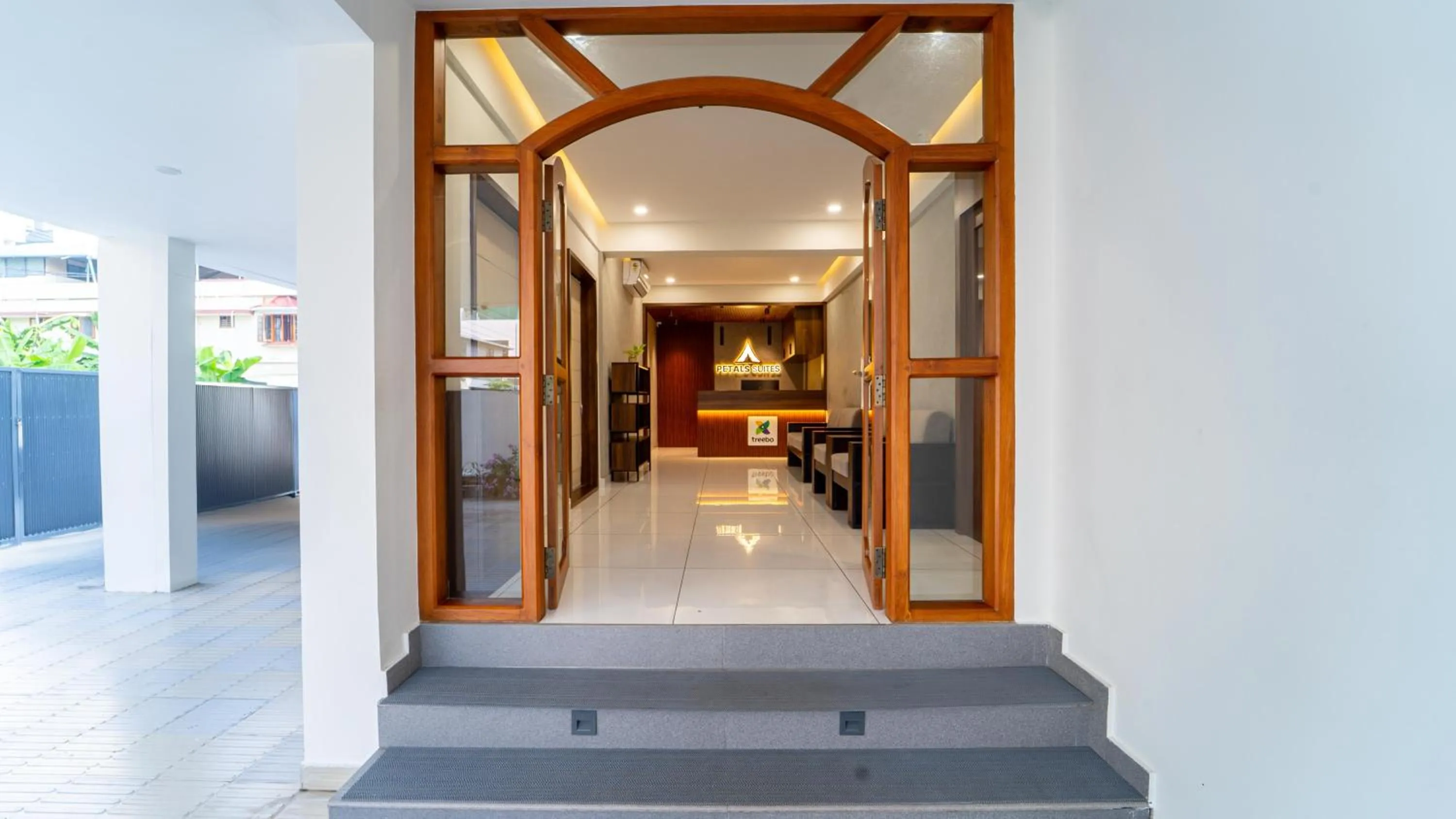Facade/entrance in Treebo Petals Suites Marine Drive
