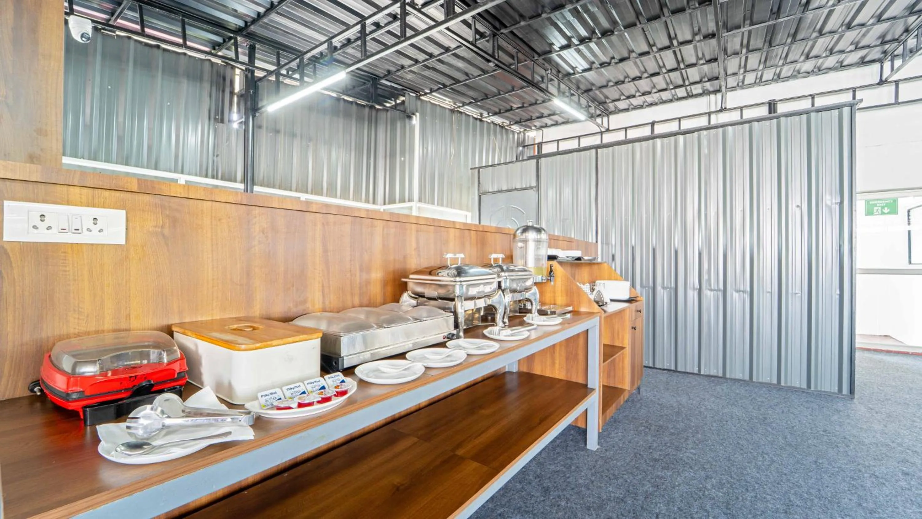 Dining area in Treebo Petals Suites Marine Drive