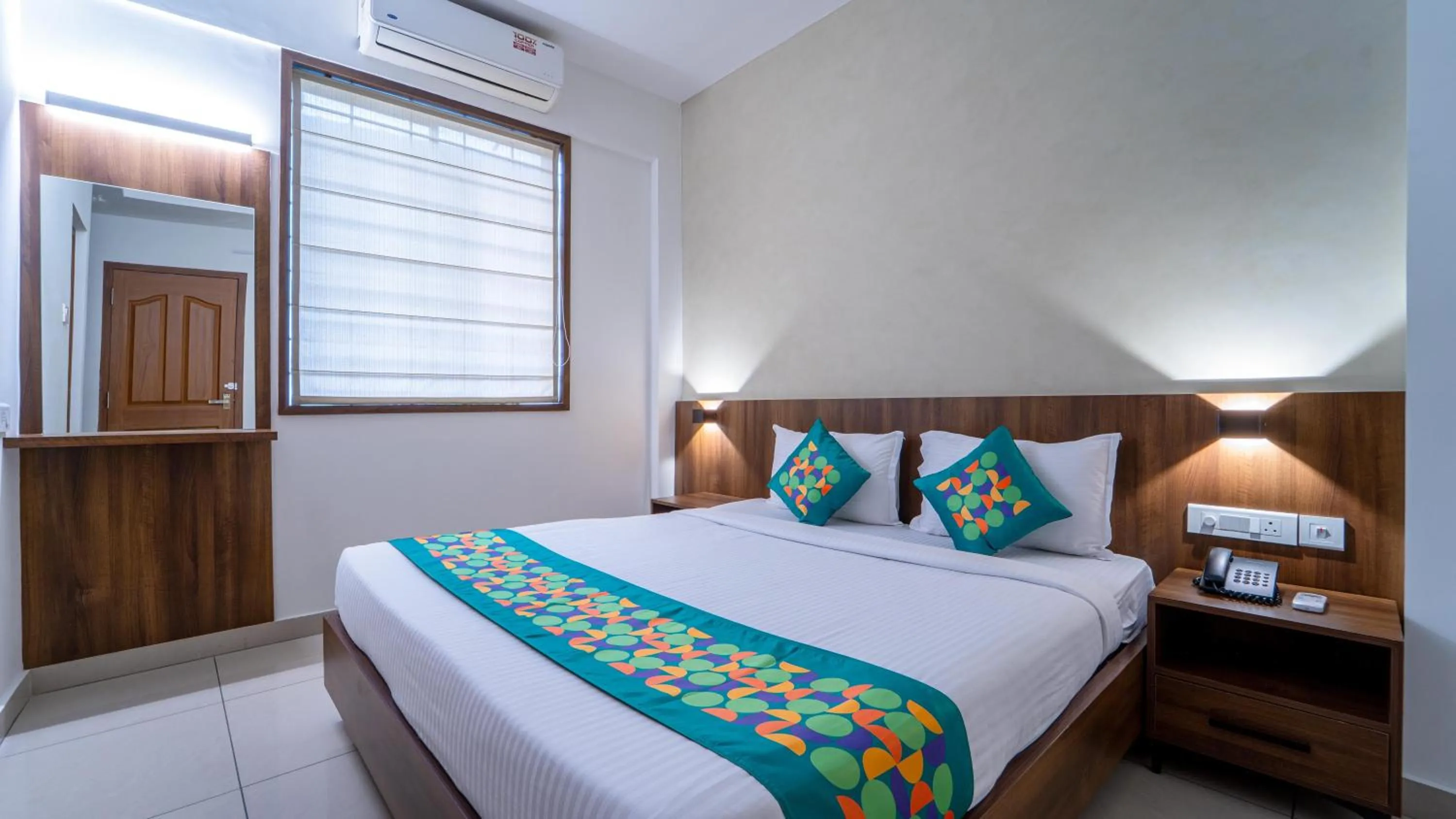 Bedroom, Bed in Treebo Petals Suites Marine Drive