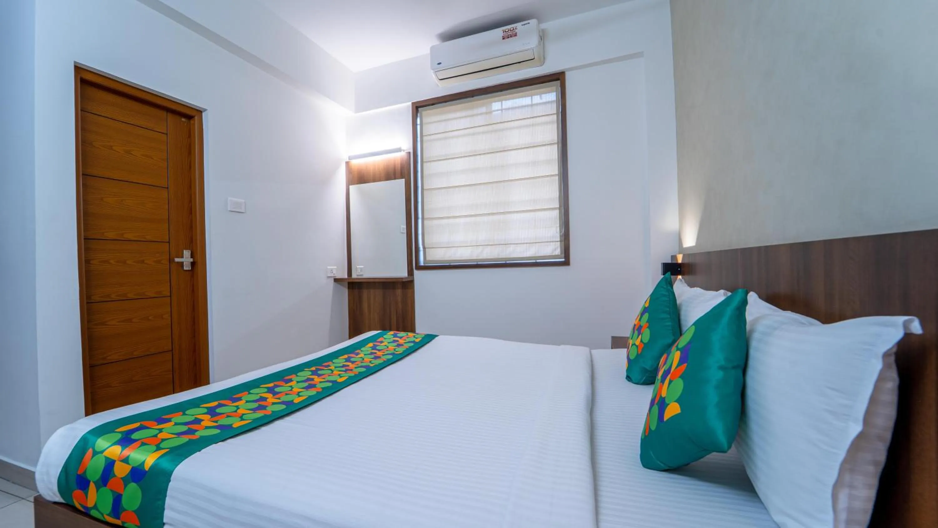 Bedroom, Bed in Treebo Petals Suites Marine Drive