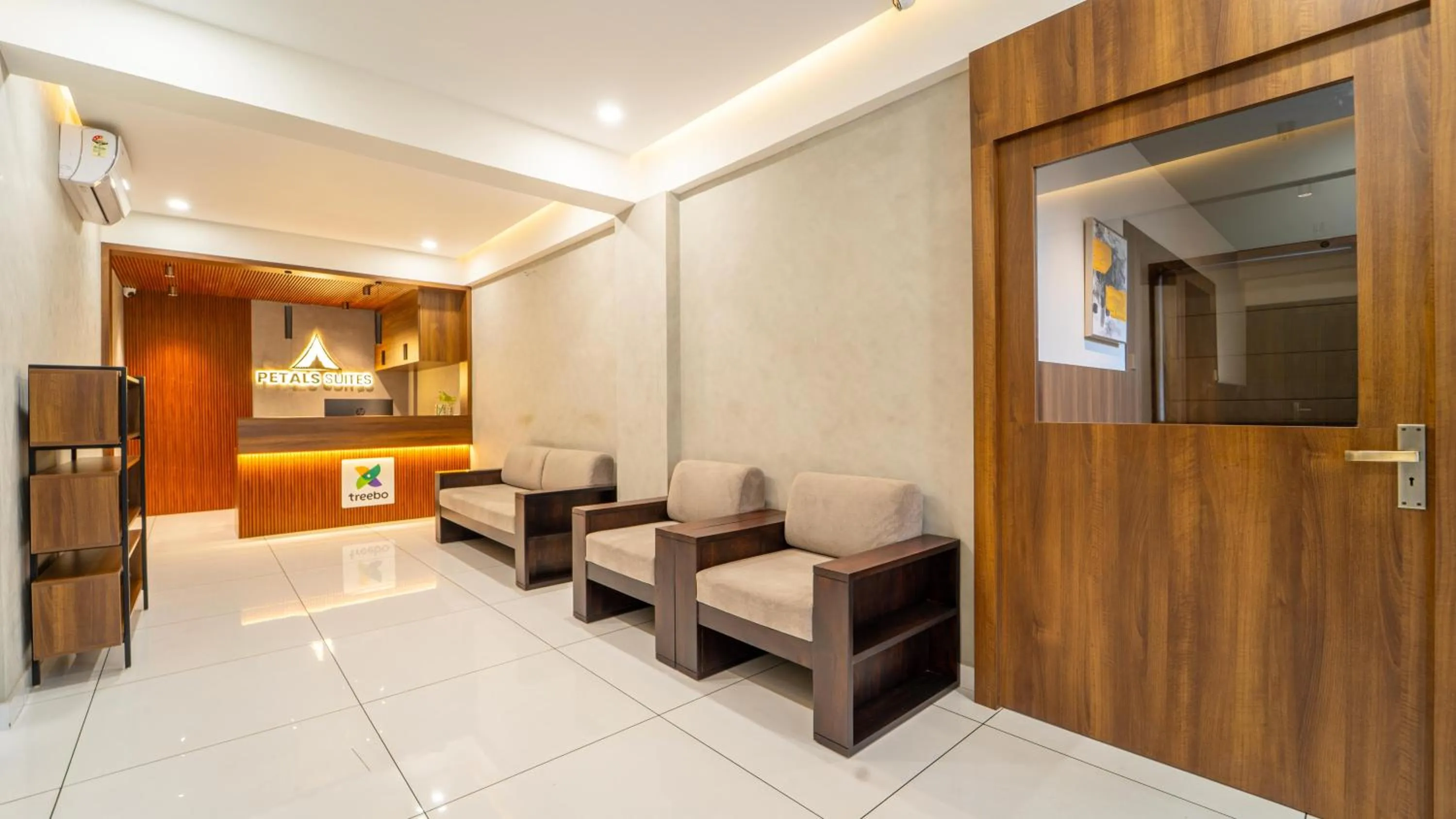 Lobby or reception in Treebo Petals Suites Marine Drive