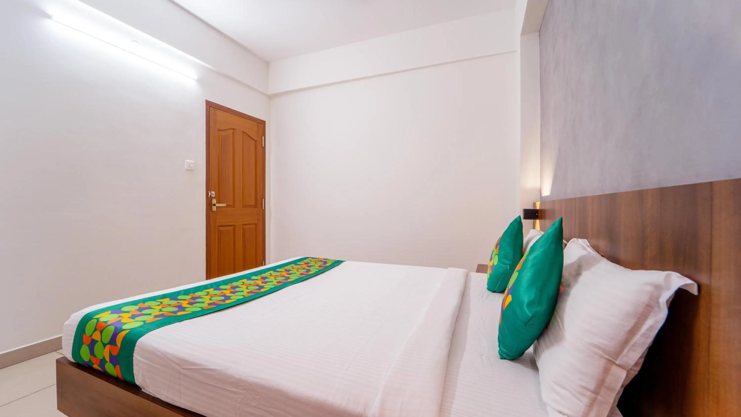 Bedroom, Bed in Treebo Petals Suites Marine Drive