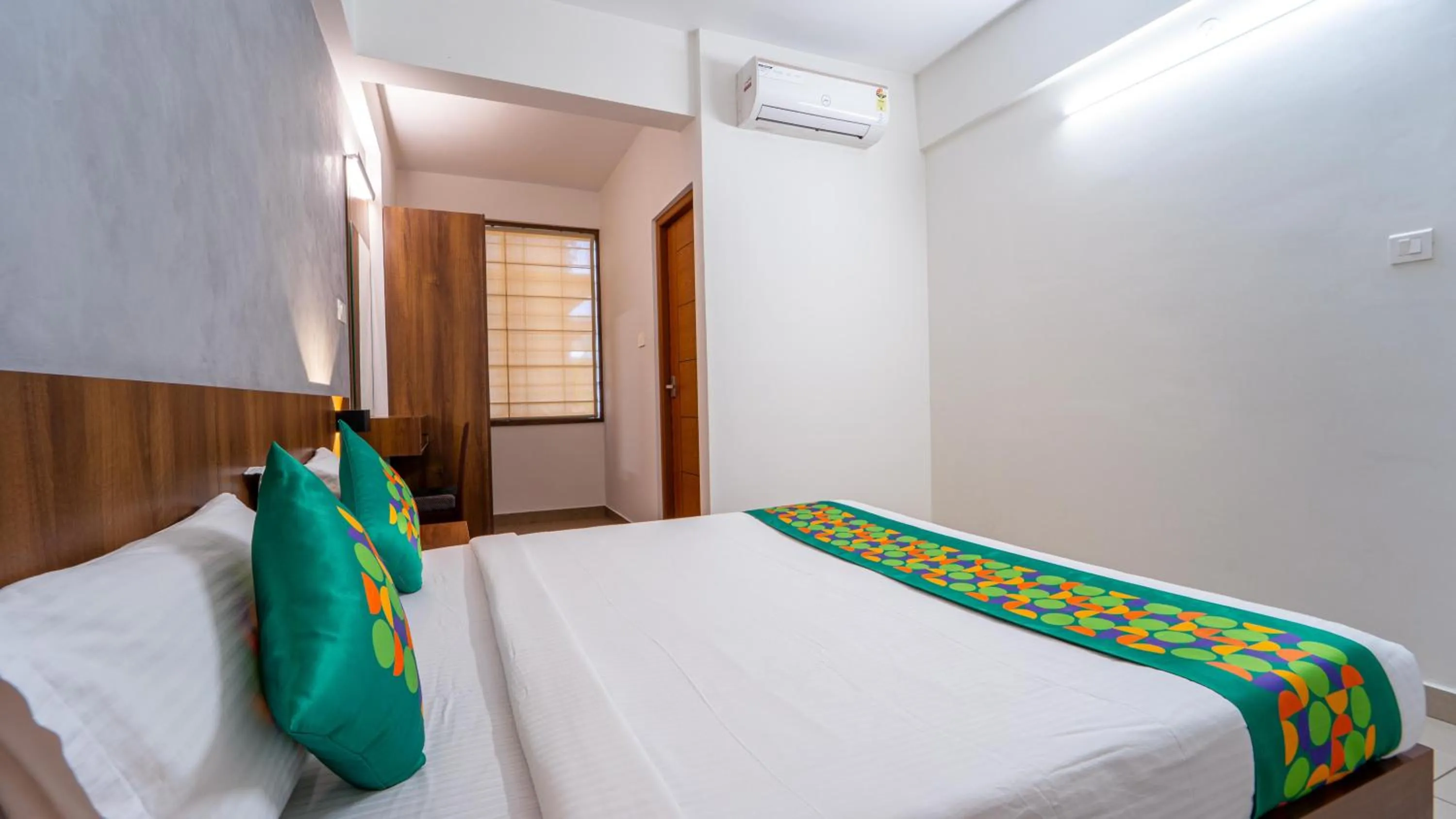 Bedroom, Bed in Treebo Petals Suites Marine Drive