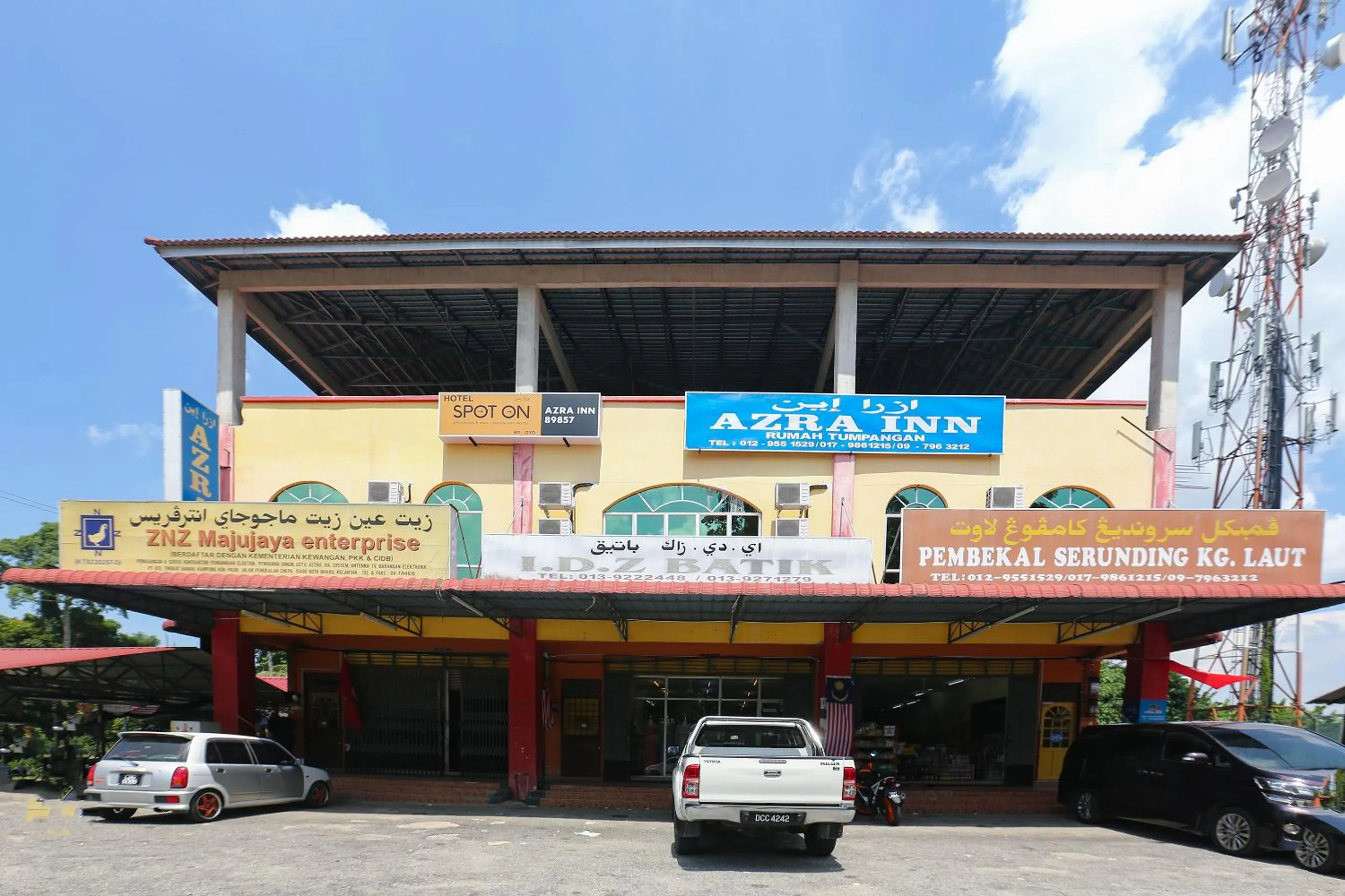 Facade/entrance in SPOT ON 89857 Azra Inn (rumah Tumpangan)