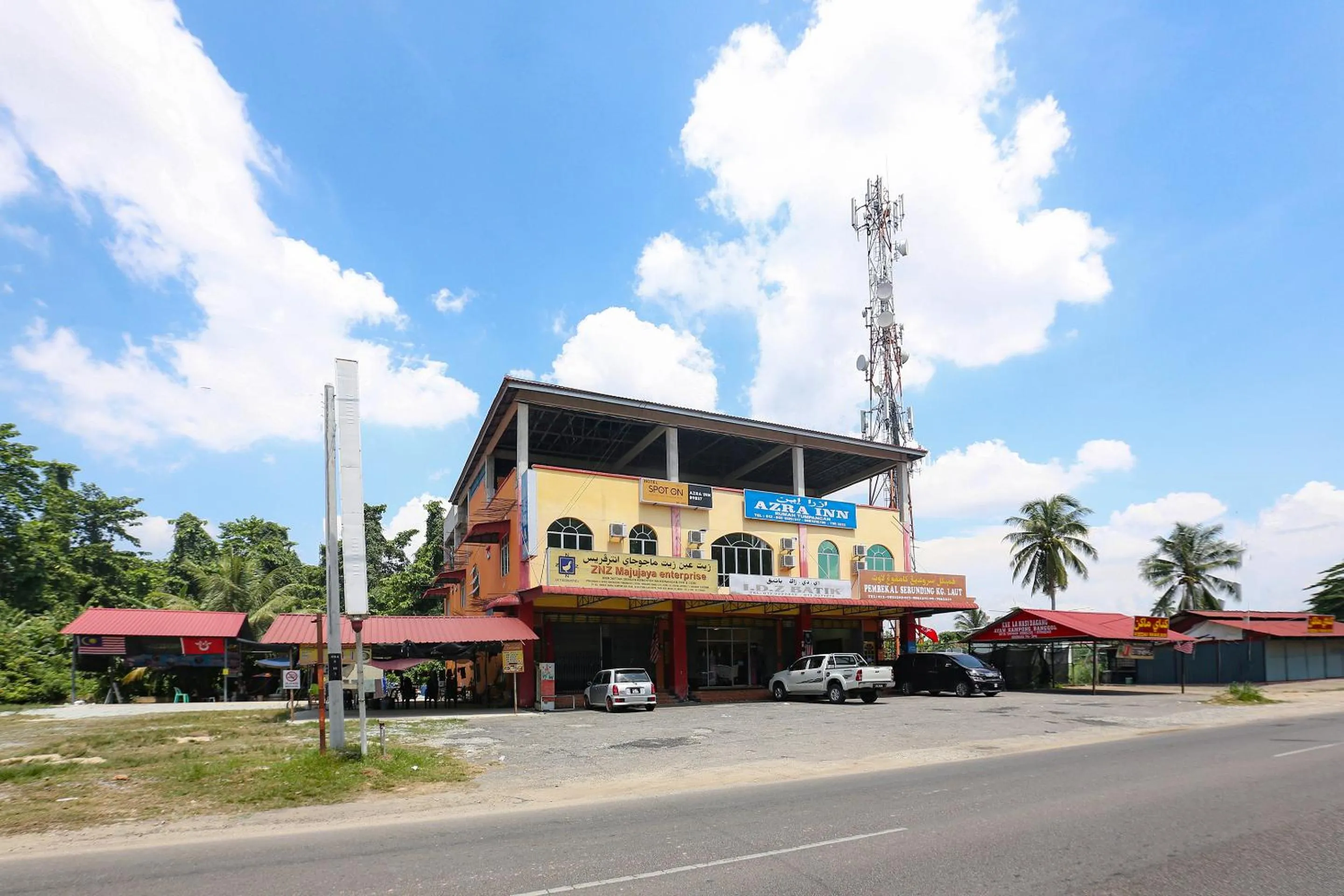 Facade/entrance in SPOT ON 89857 Azra Inn (rumah Tumpangan)