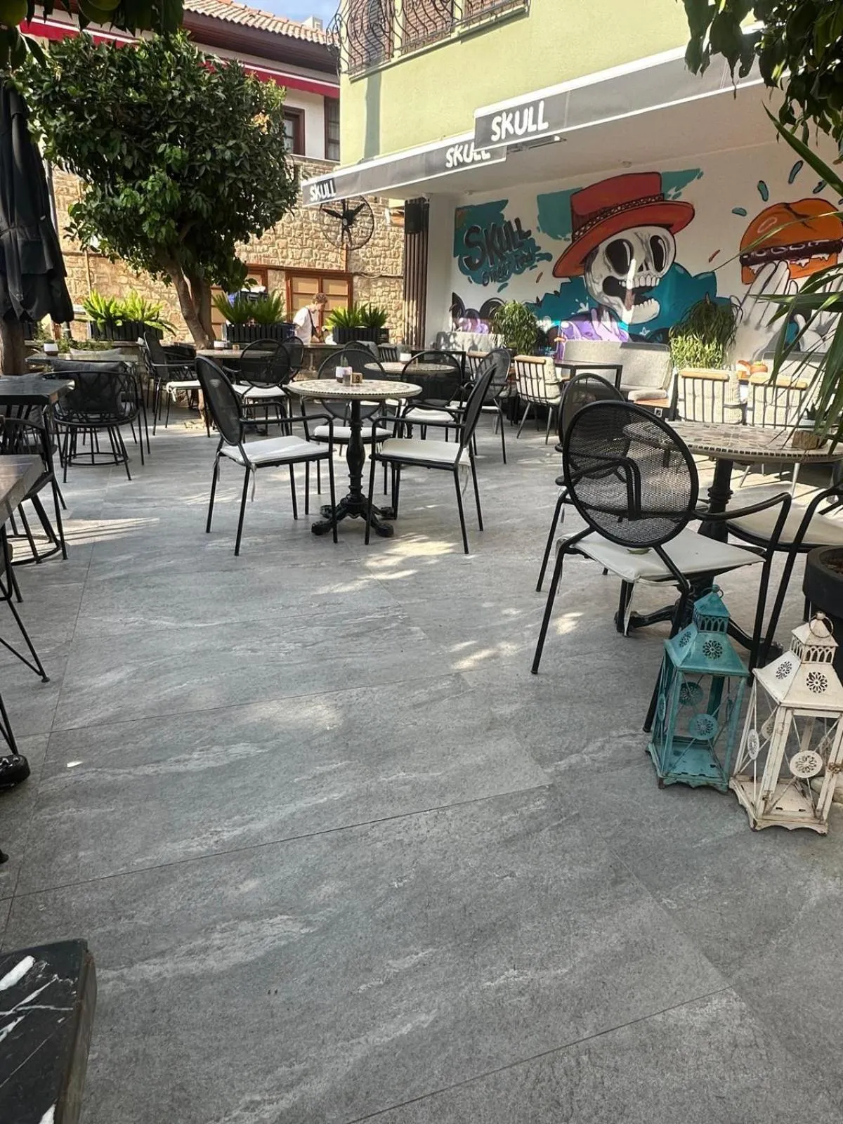 Restaurant/places to eat in Mono Hotel