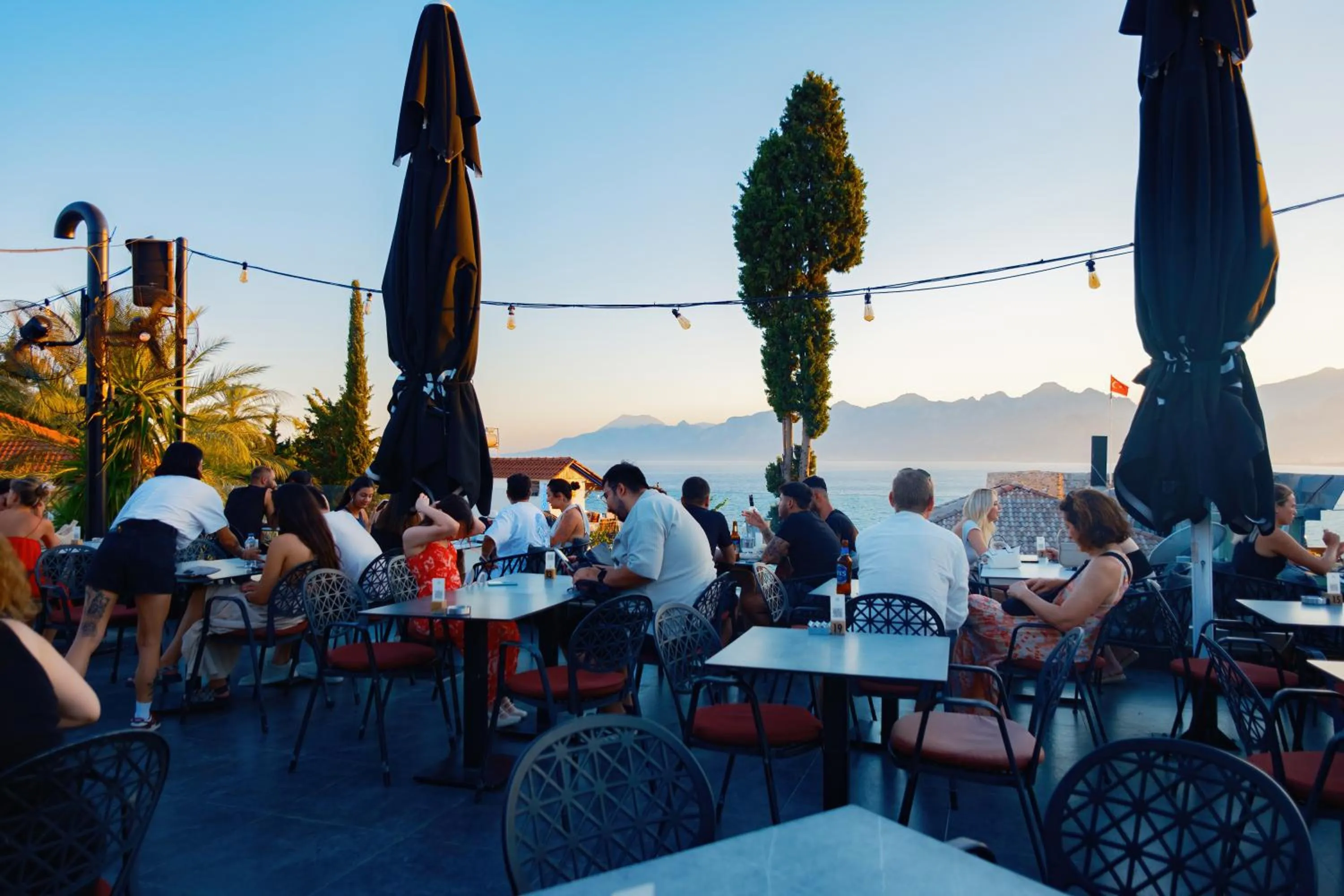 Restaurant/places to eat in Mono Hotel