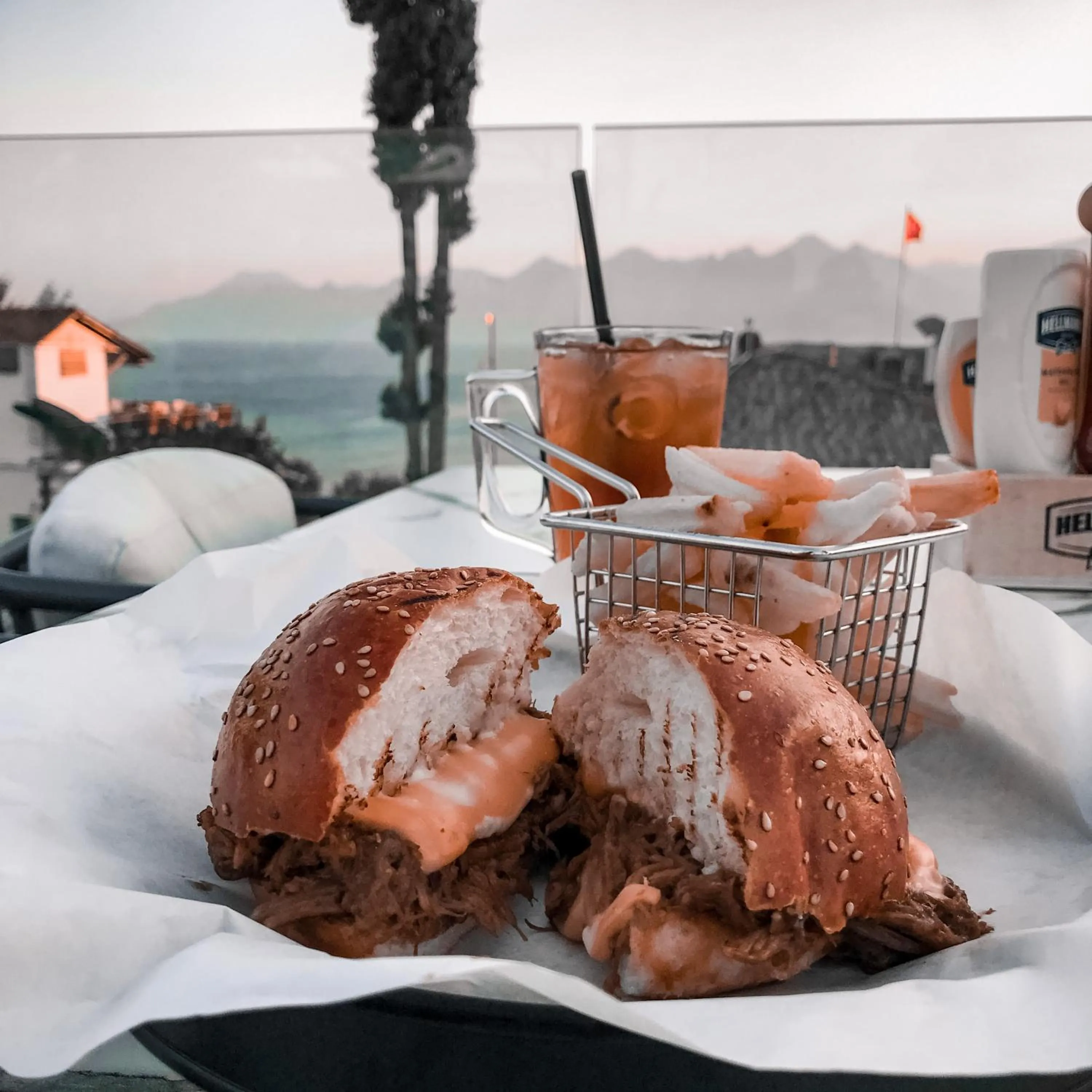 Restaurant/places to eat in Mono Hotel