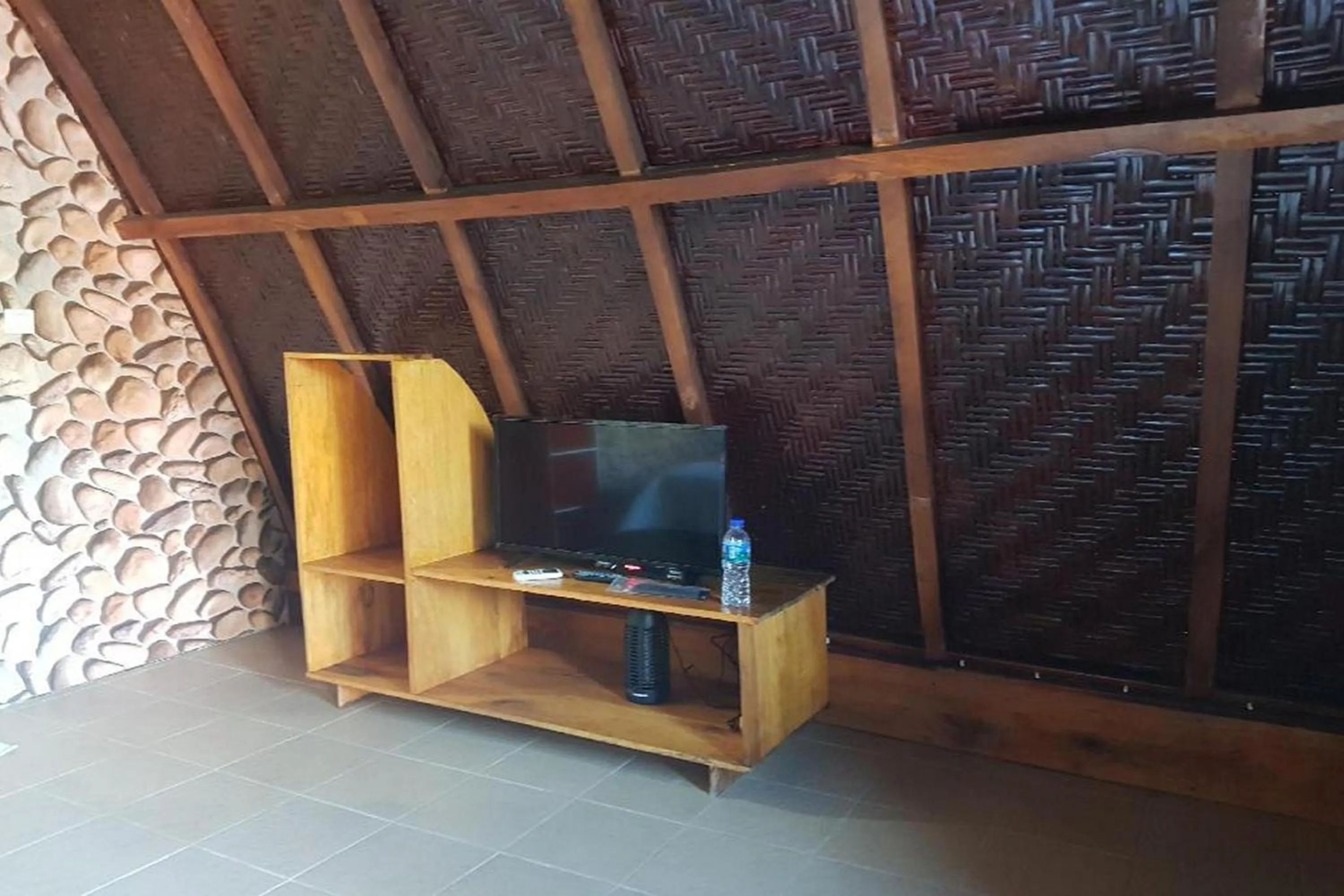 TV and multimedia in Villa Alam Flores Komodo Labuan Bajo Mitra RedDoorz