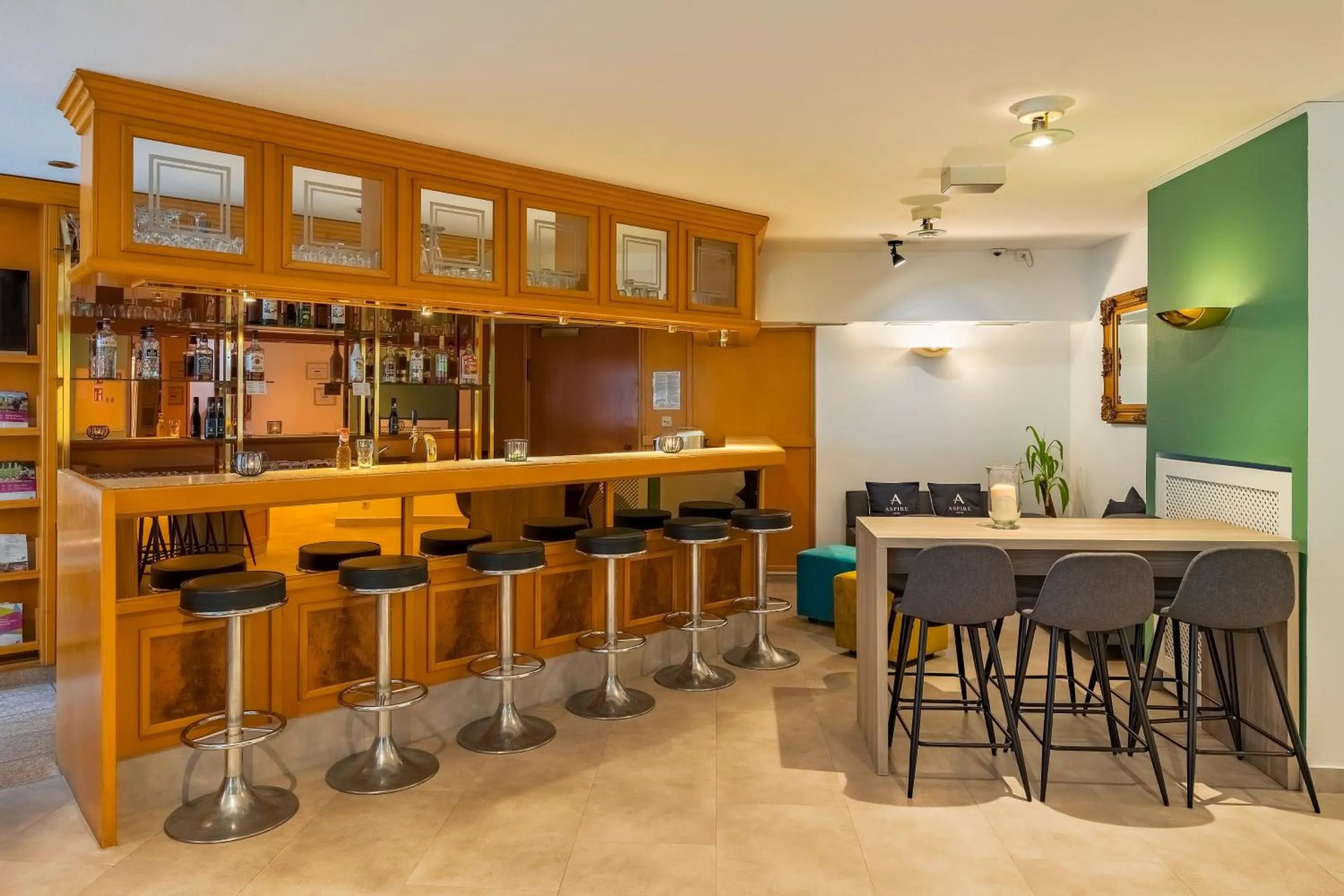 Lounge or bar in Aspire Frankfurt Airport, Trademark Collection by Wyndham