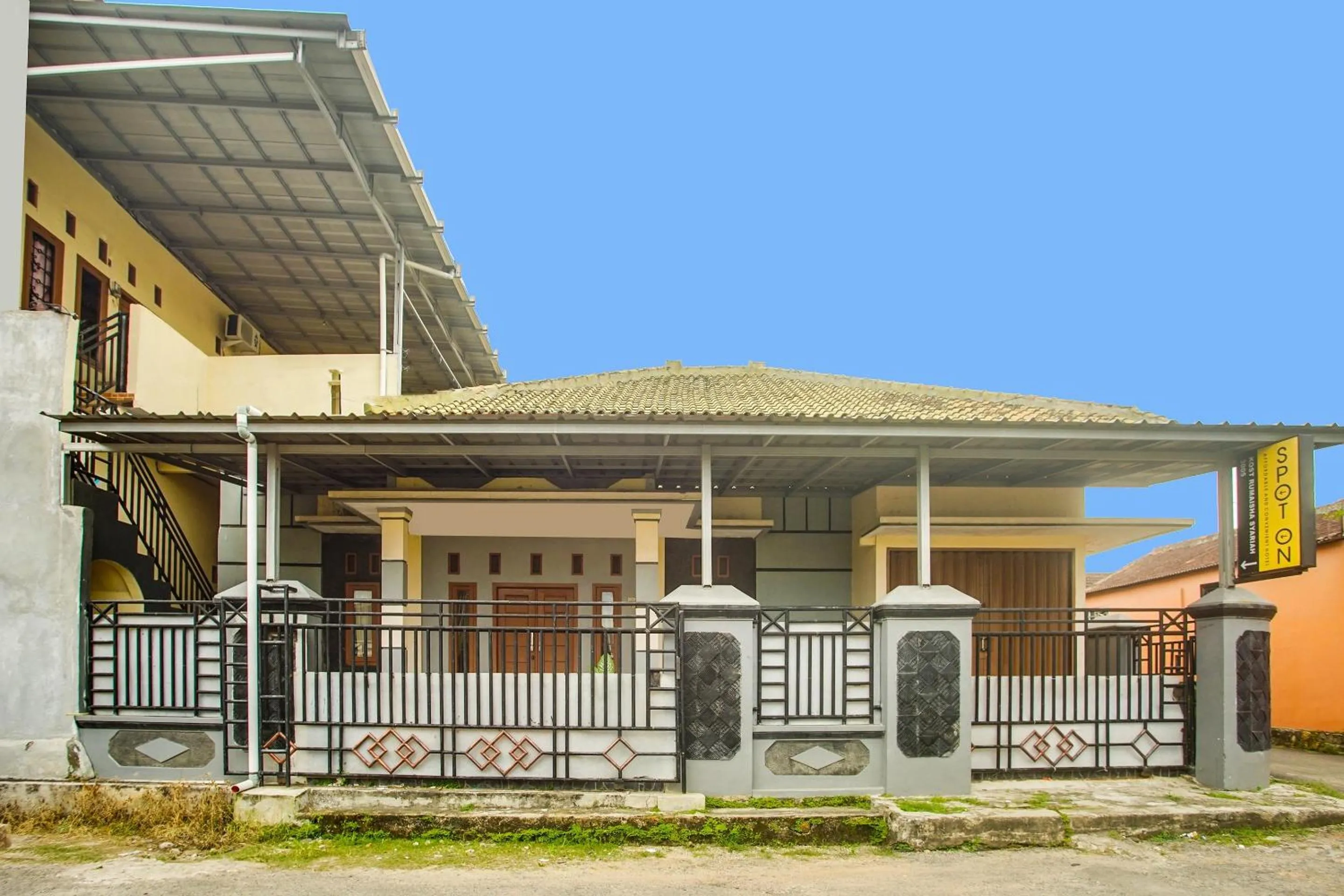 Facade/entrance in OYO Life 3005 Kost Rumaisha Syariah