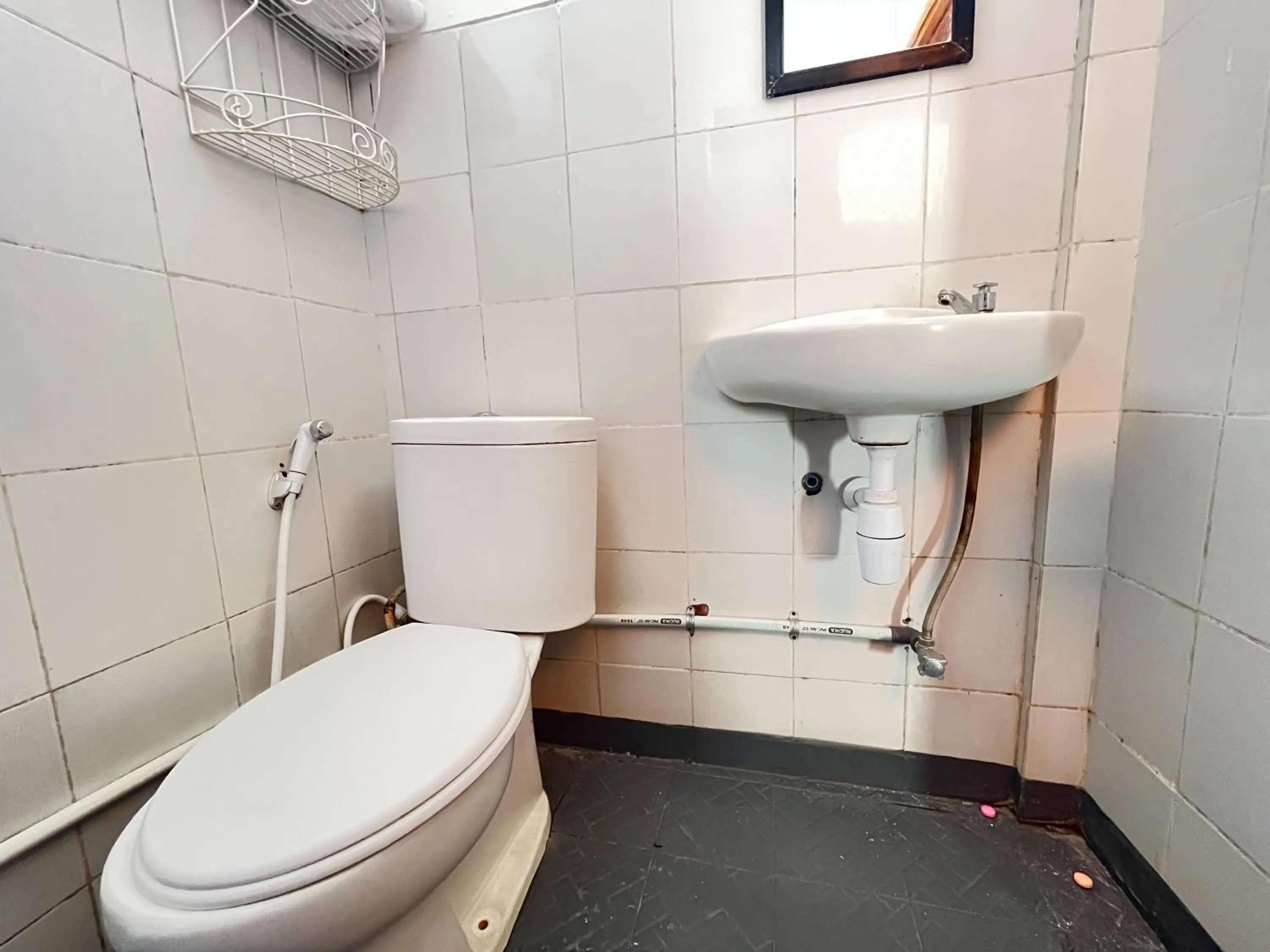 Bathroom in RedDoorz Syariah at Falisha UMY