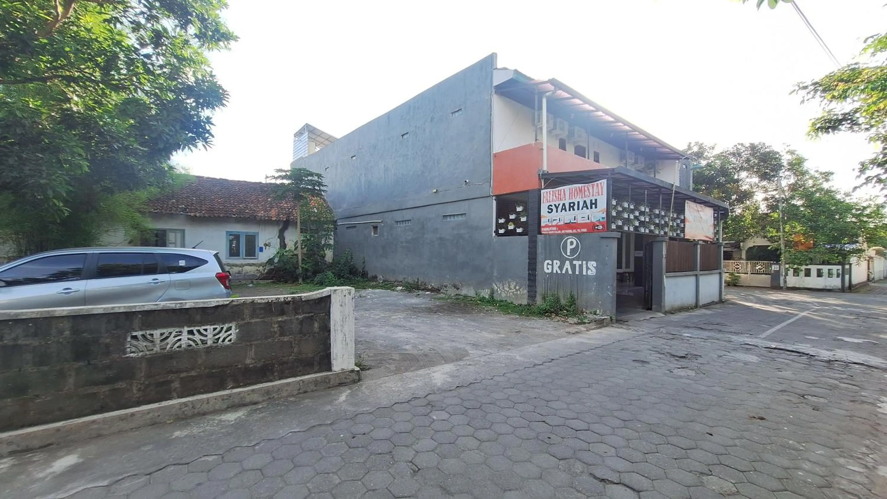 Parking in RedDoorz Syariah at Falisha UMY