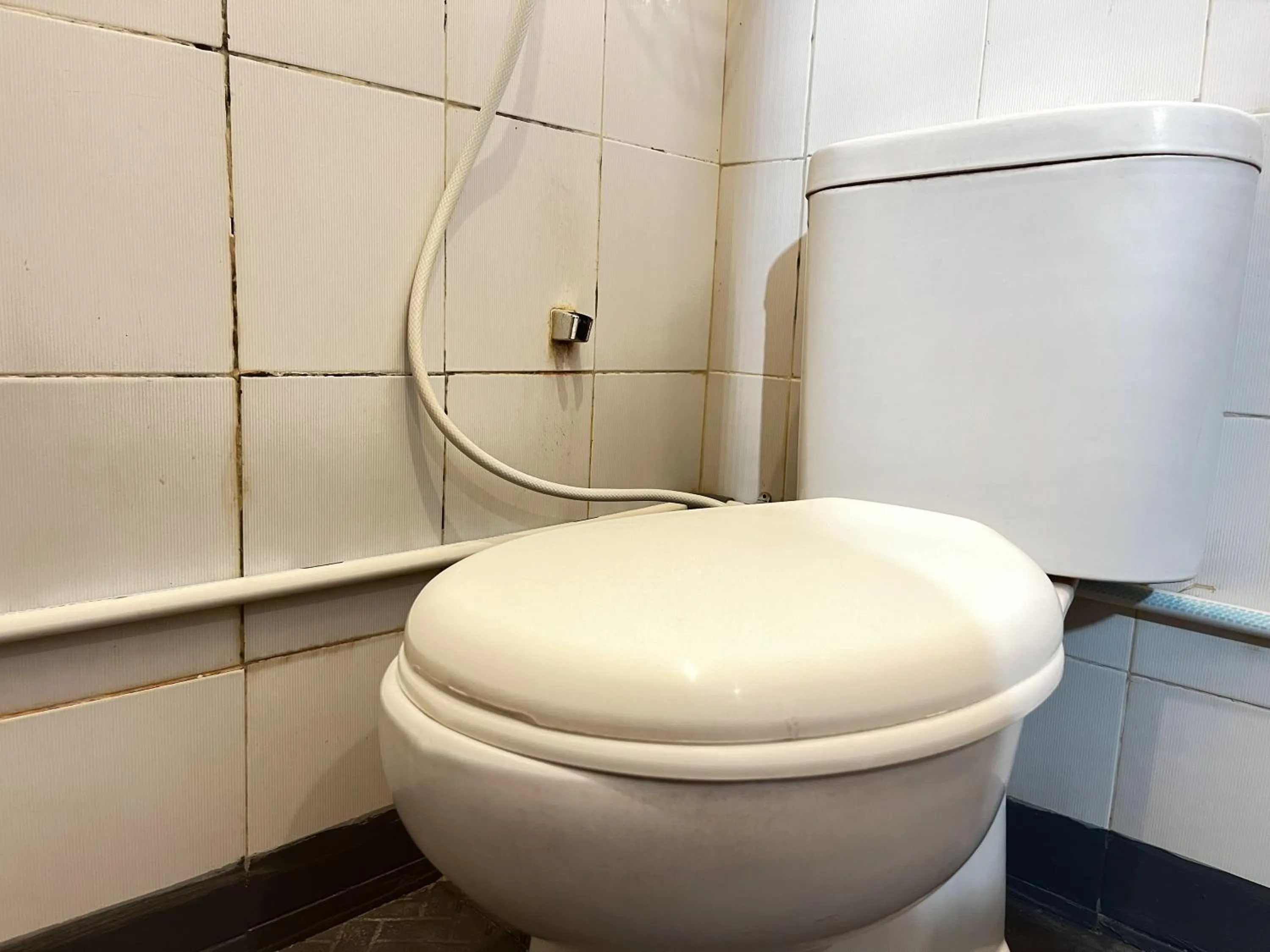 Bathroom in RedDoorz Syariah at Falisha UMY