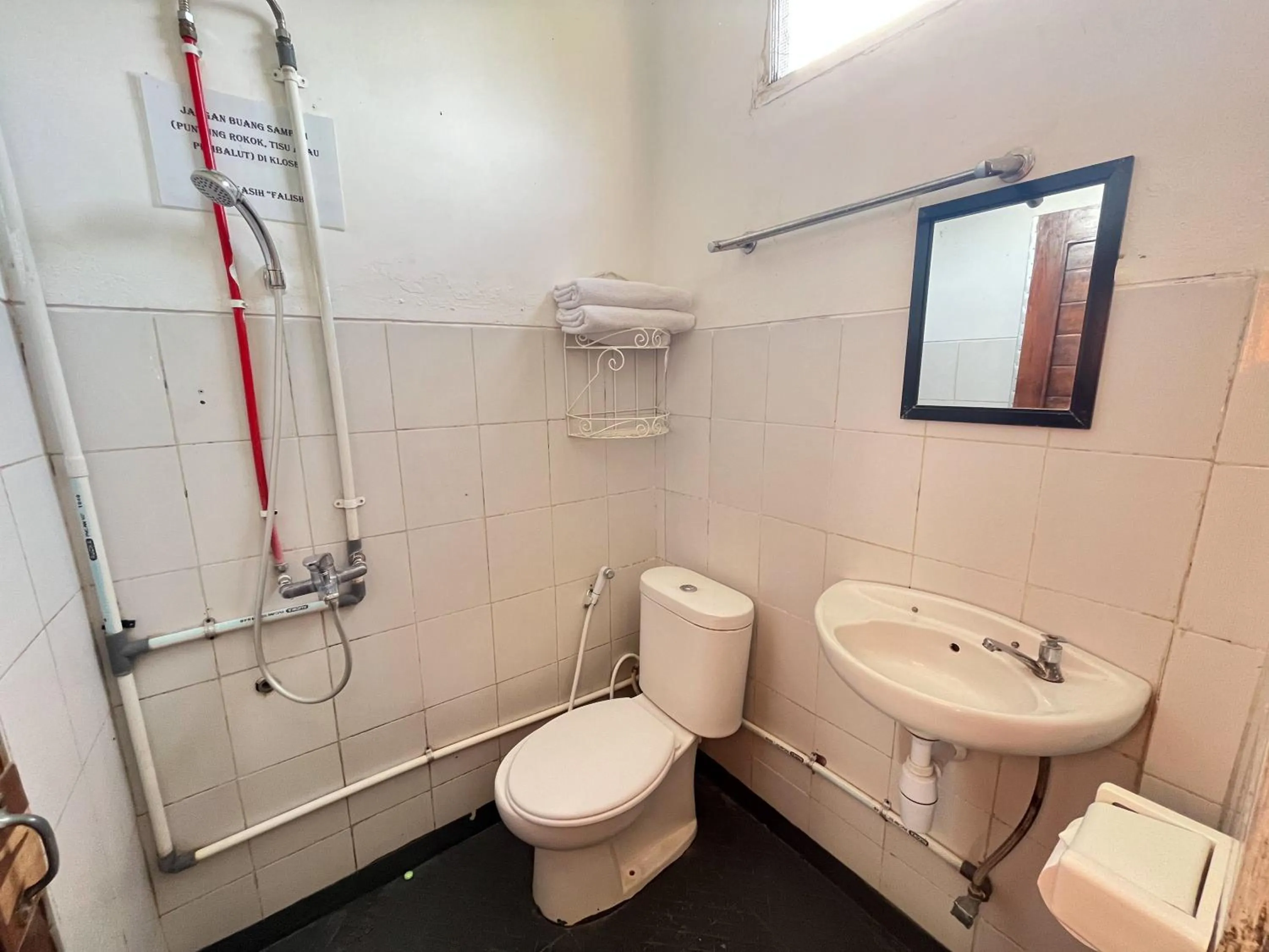 Bathroom in RedDoorz Syariah at Falisha UMY