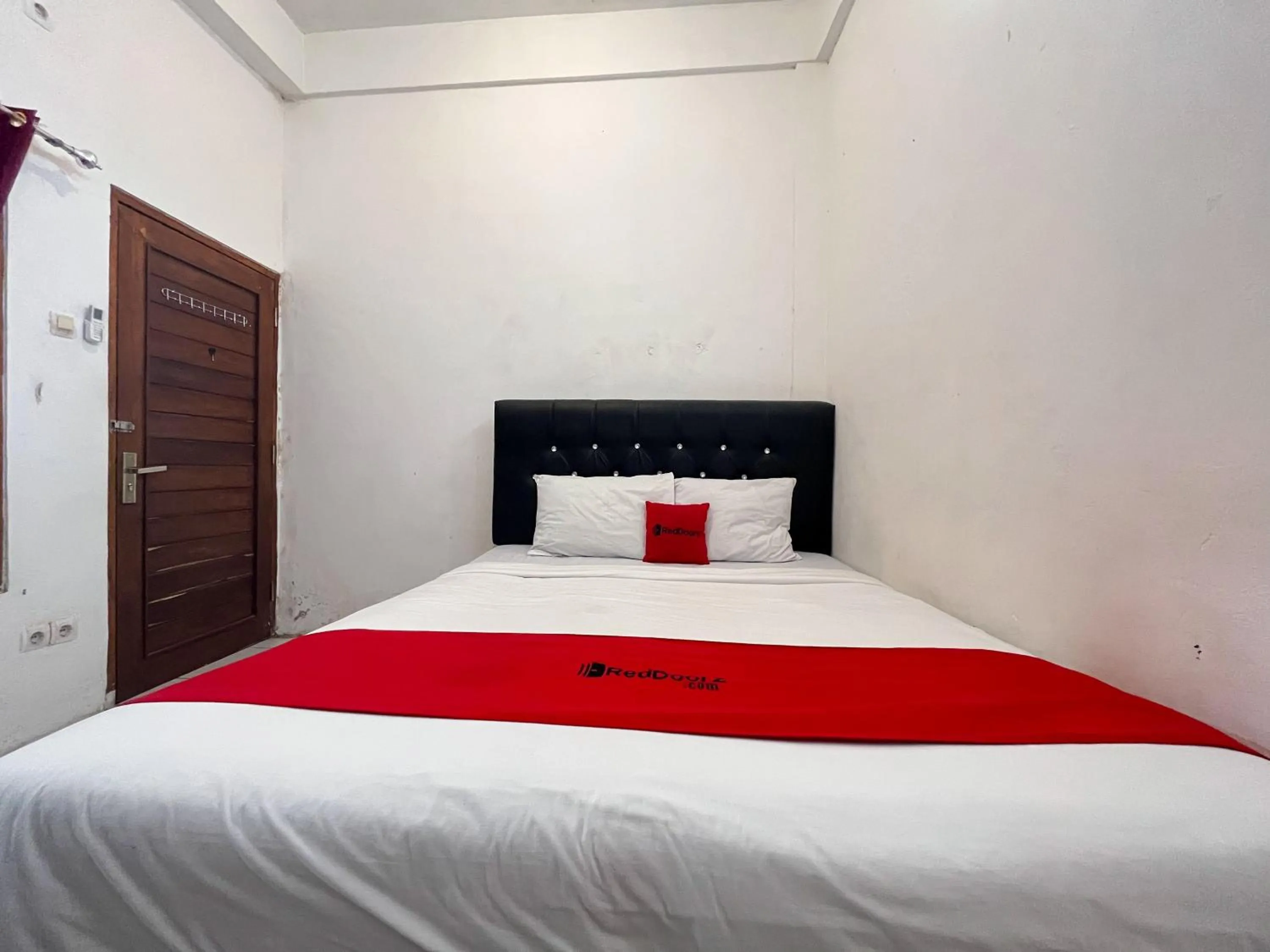 Bed in RedDoorz Syariah at Falisha UMY