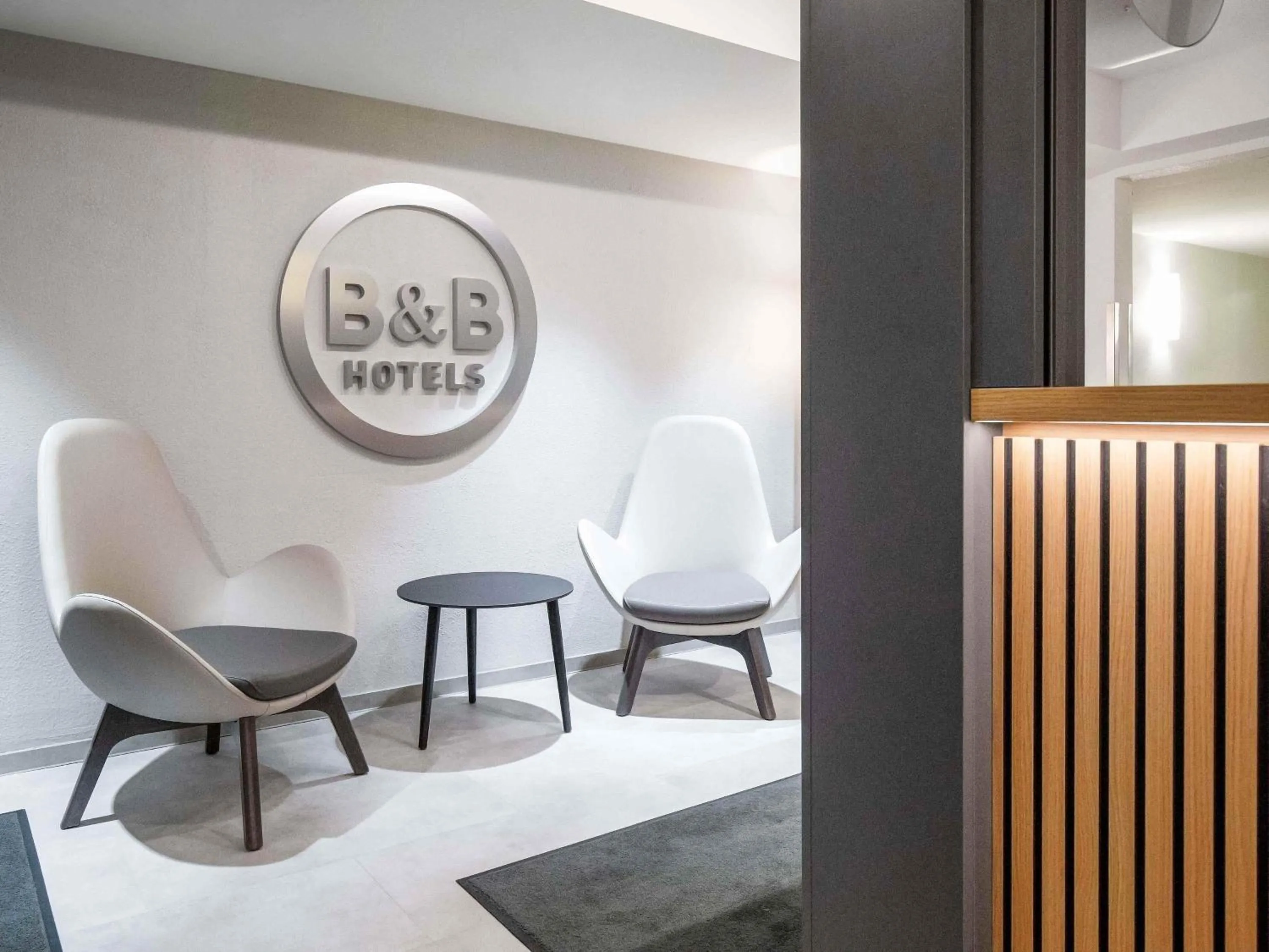 Lobby or reception in B&B HOTEL Würzburg-Ost