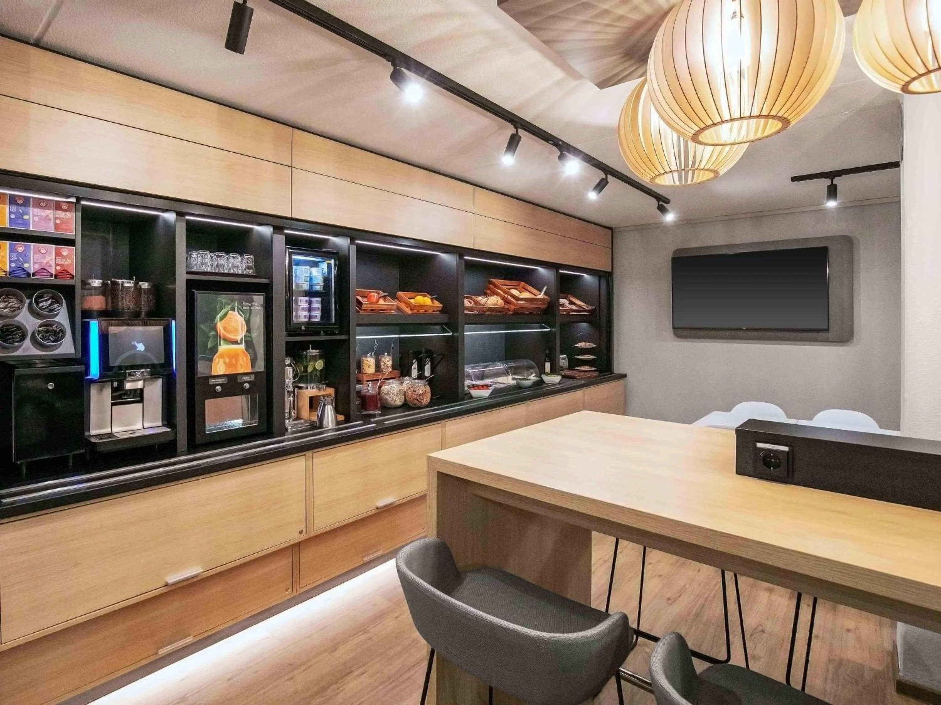 Lounge or bar in B&B HOTEL Würzburg-Ost