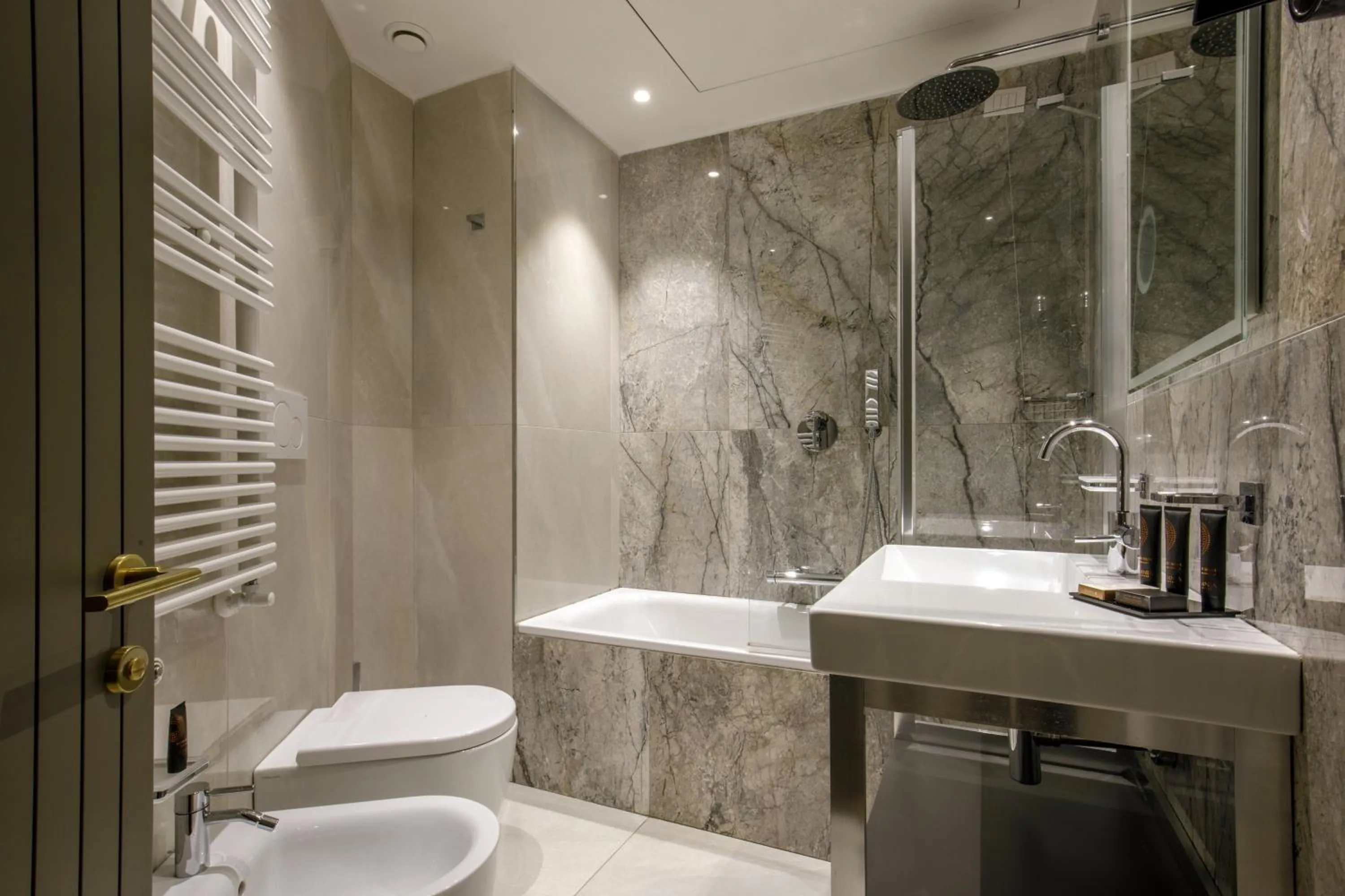 Toilet in Hotel St Martin by OMNIA hotels