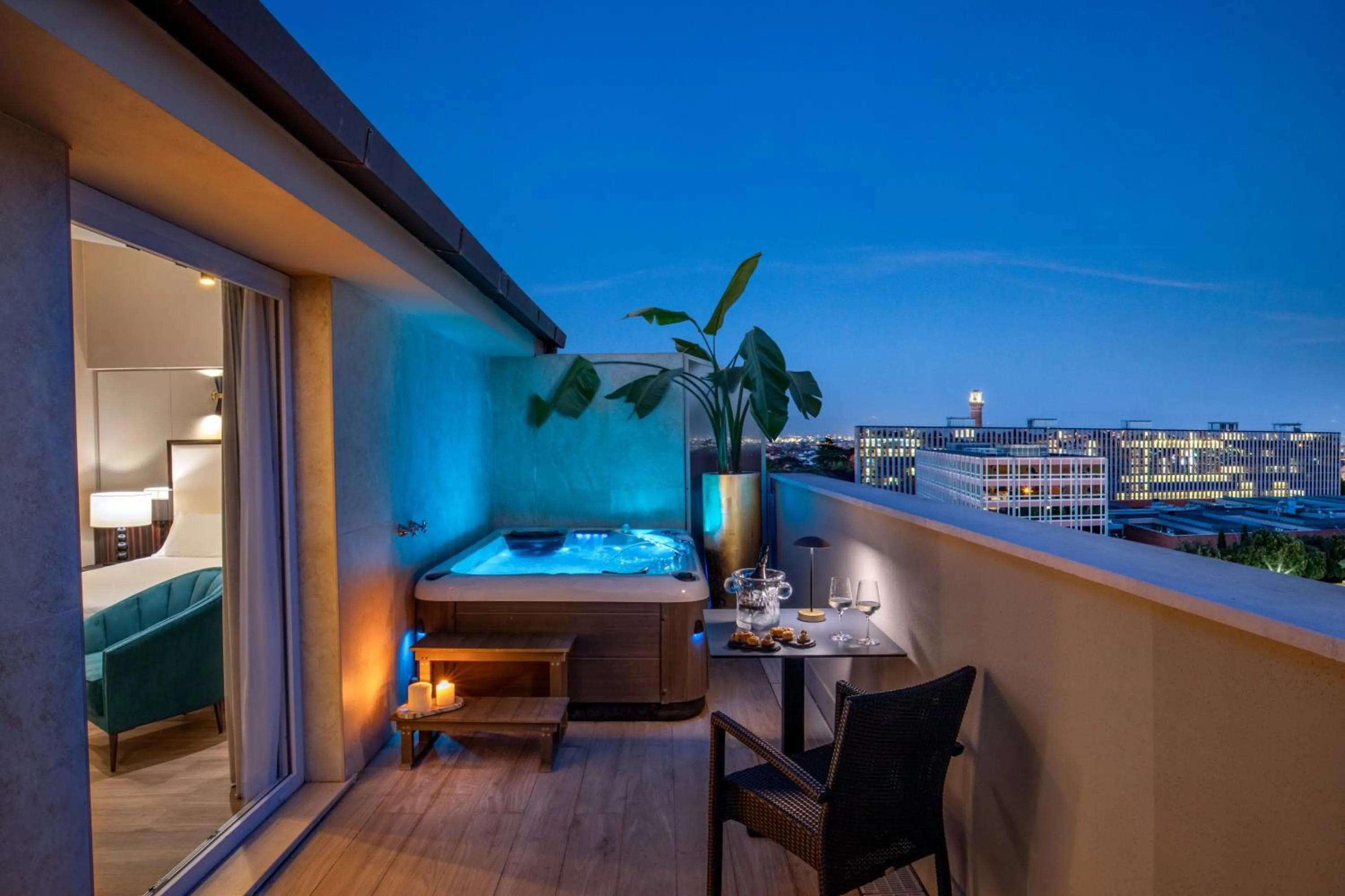 Hot Tub, Bed in Hotel St Martin by OMNIA hotels