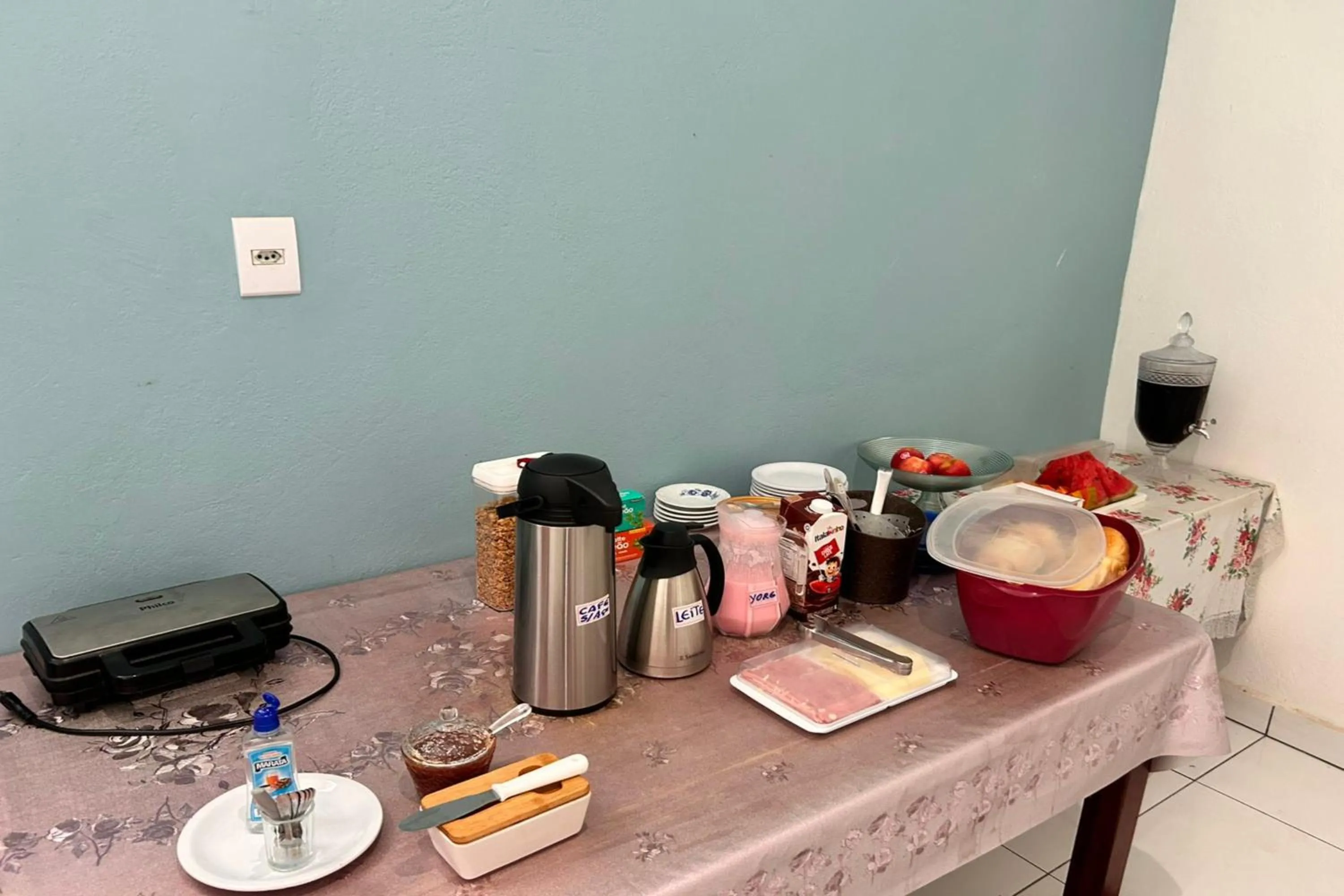 Restaurant/places to eat in OYO Pousada Paraná, Cuiabá