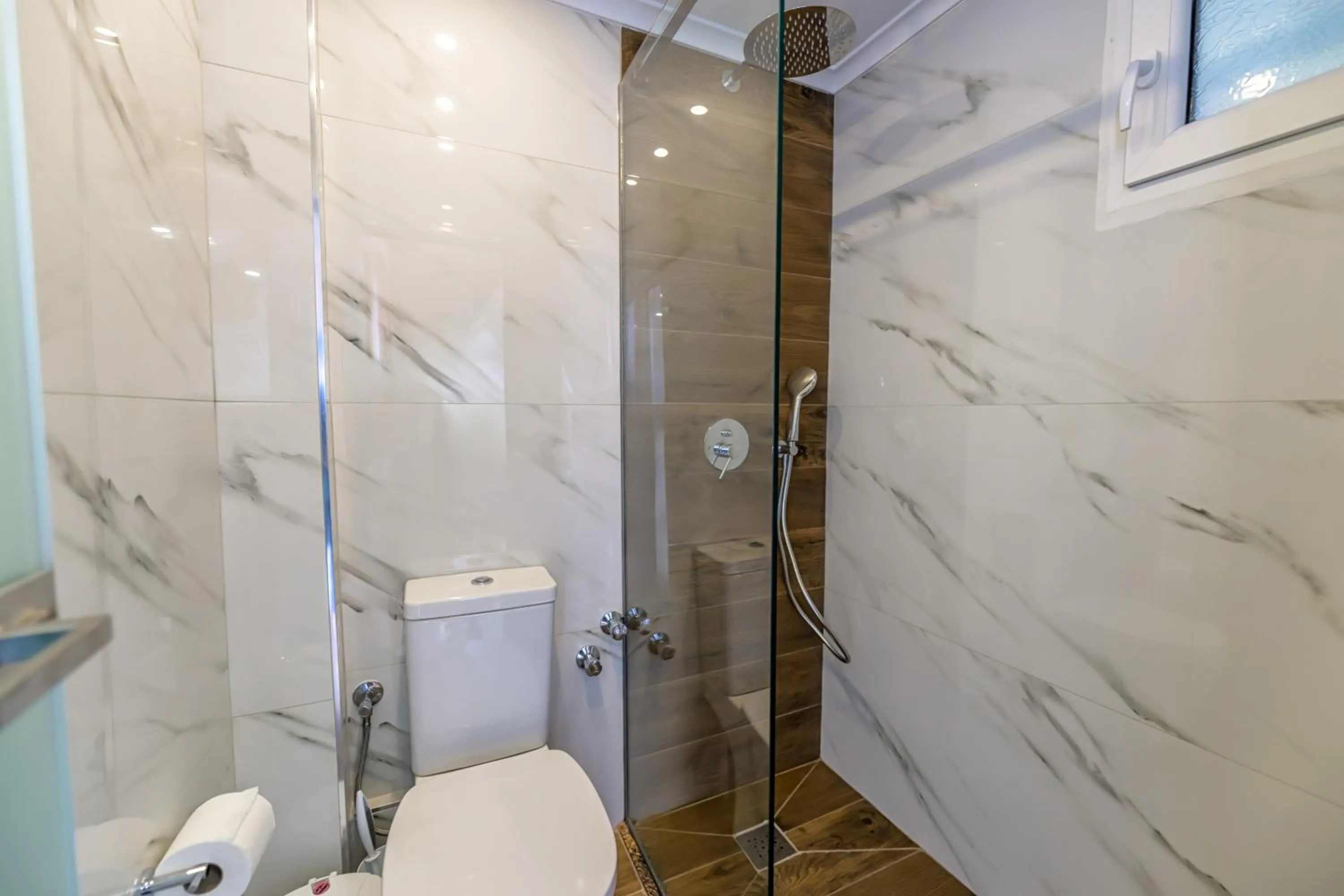 Shower in KORINA APART HOTEL KAVOS