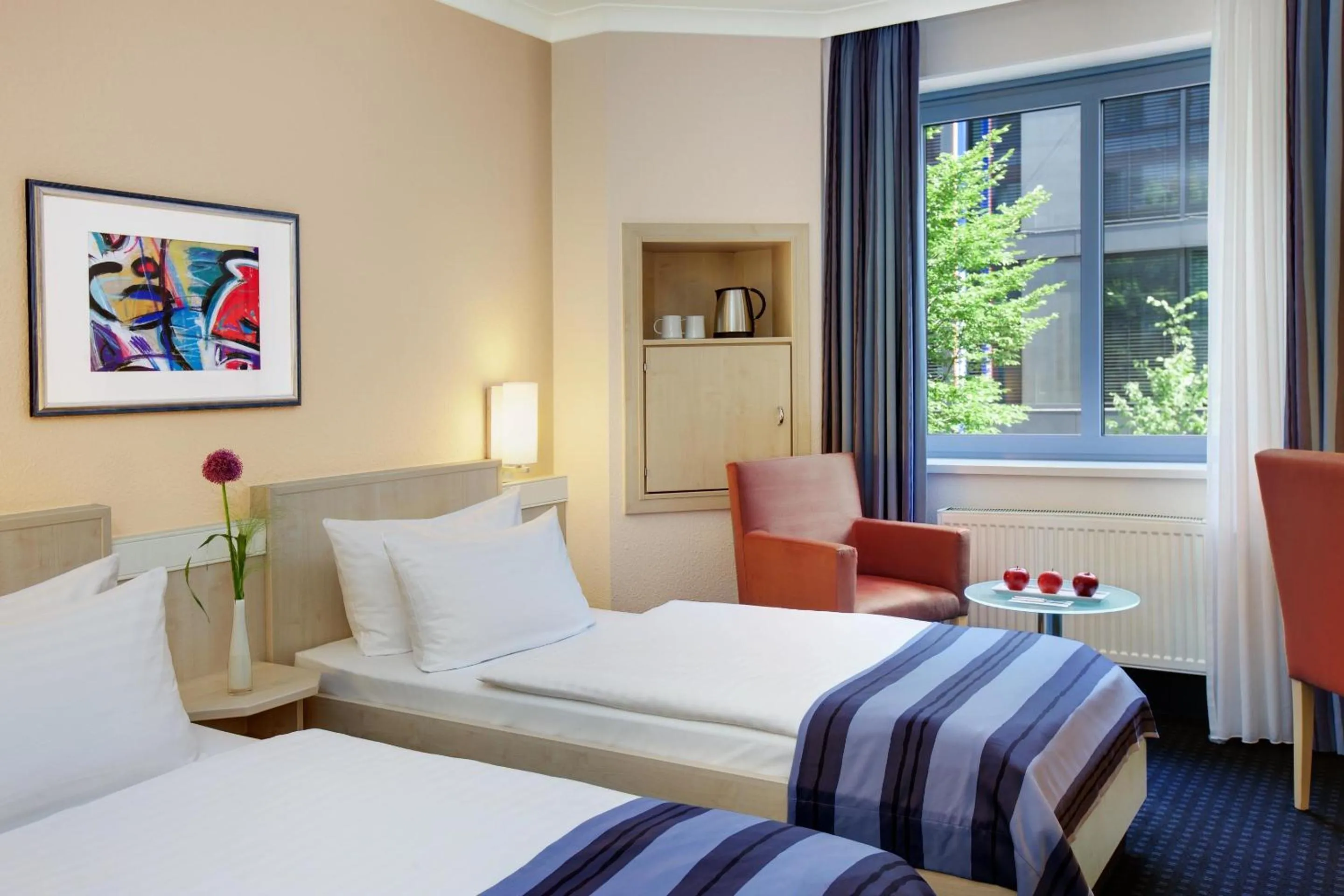 Photo of the whole room, Bed in IntercityHotel Nürnberg