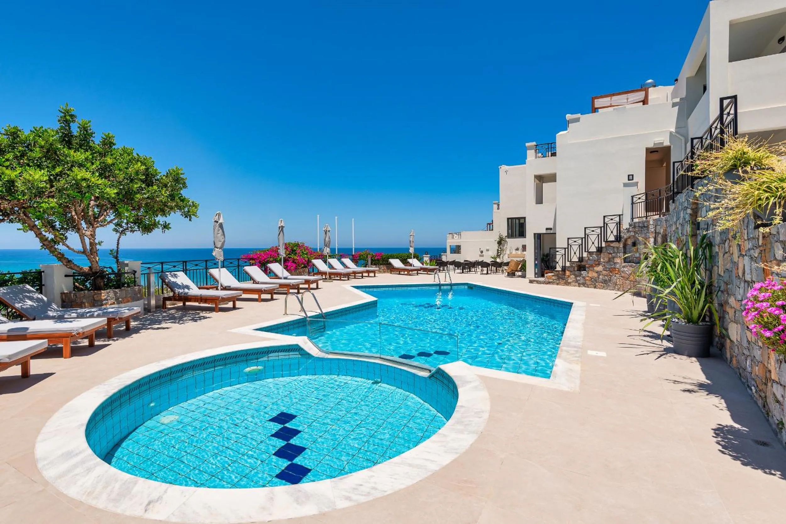 Swimming pool in Minois Boutique Hotel