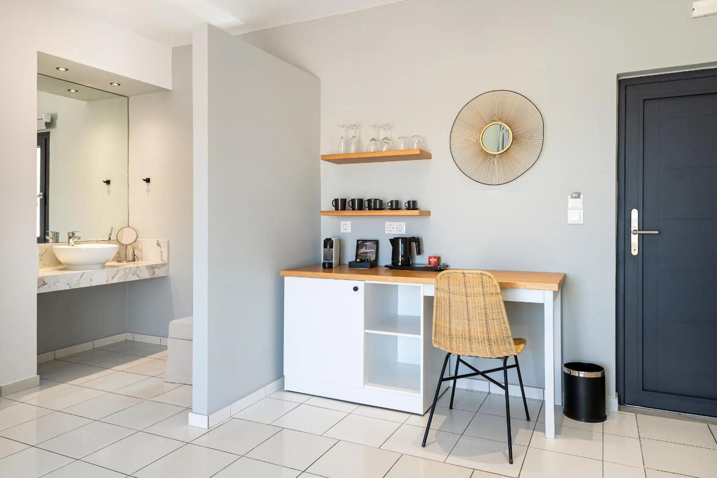 Coffee/tea facilities in Minois Boutique Hotel