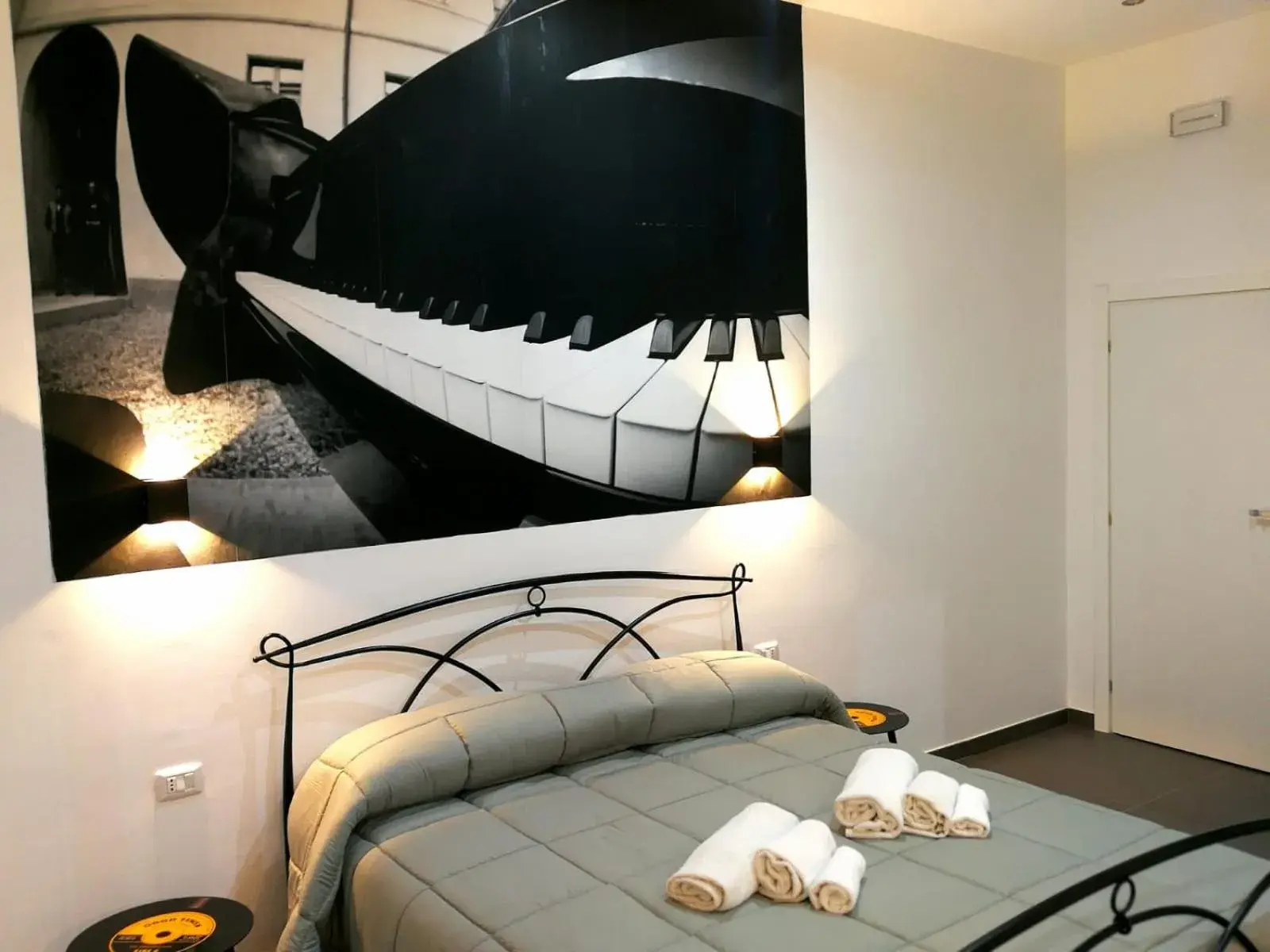 King Room with Spa Bath in Lombardi Luxury Home King Room with Spa Bath in Lombardi Luxury Home