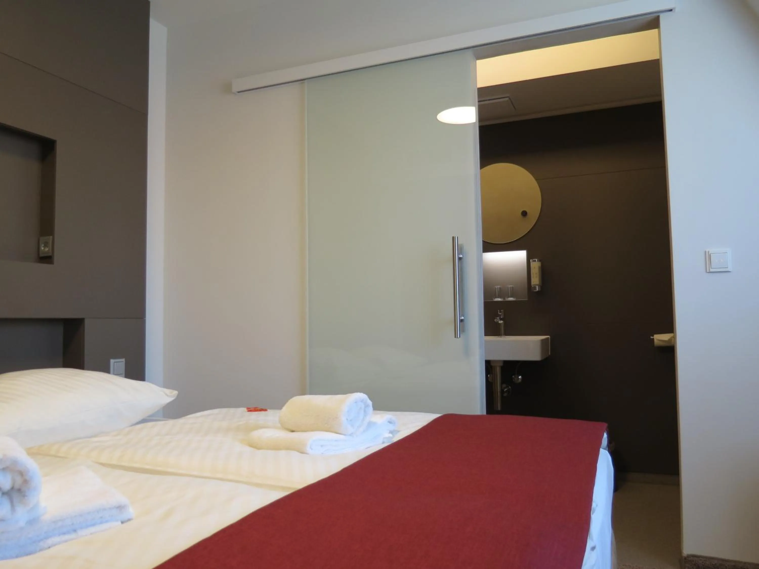 Shower, Bed in Hotel Neuthor