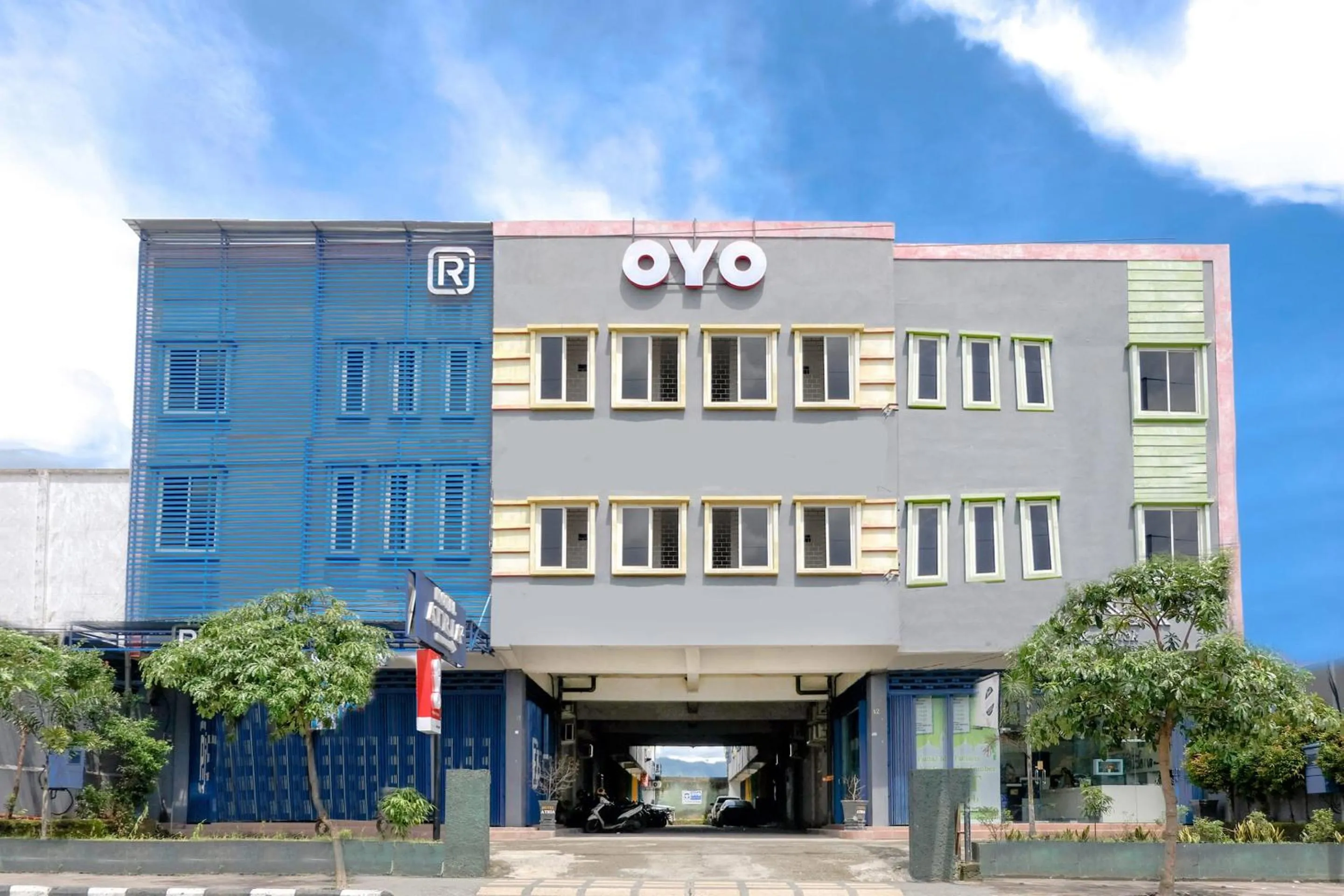 Facade/entrance in OYO Life 2966 Hotel Atriaz